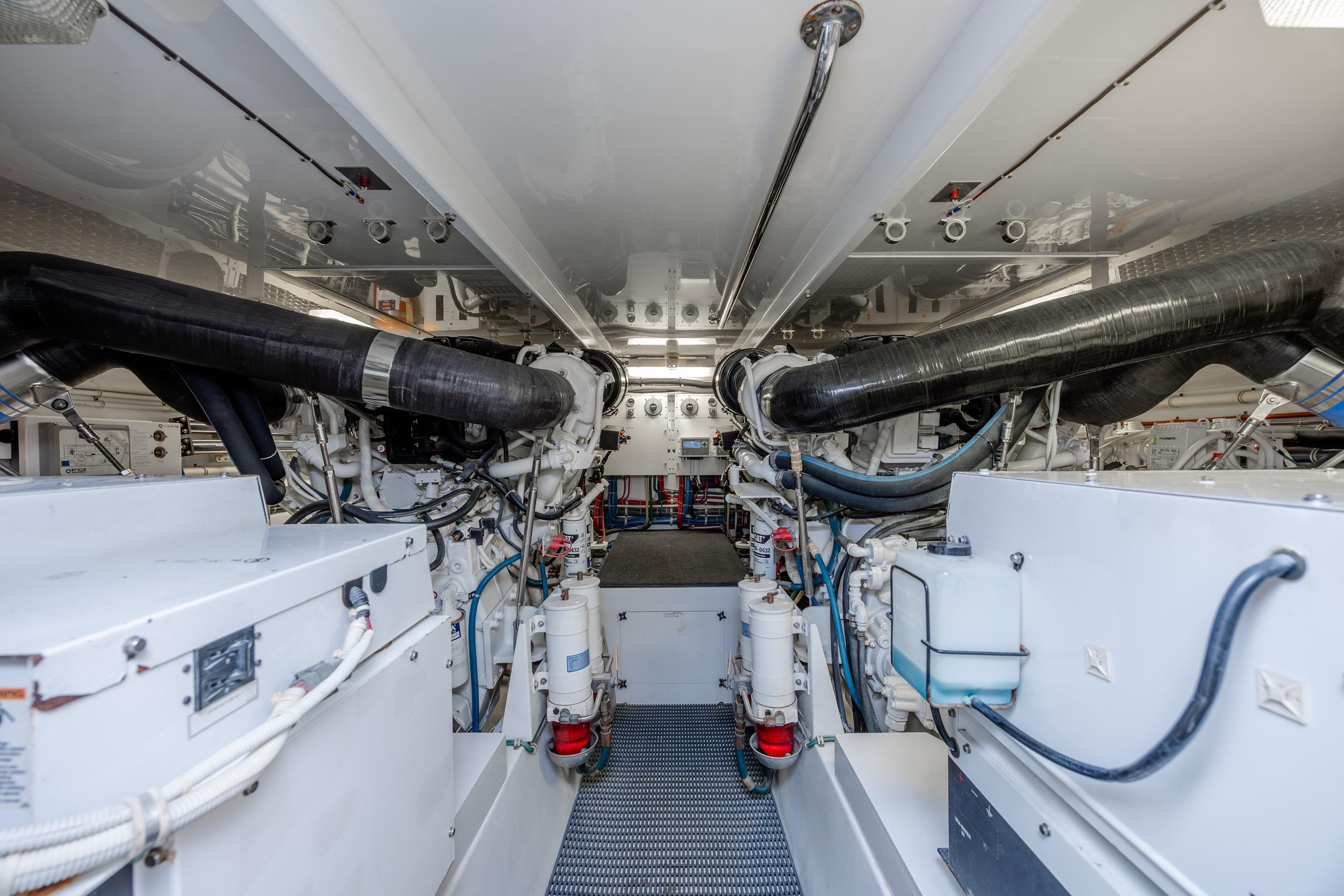 2007 Hatteras 64 Motor Yacht - thumbnail 48