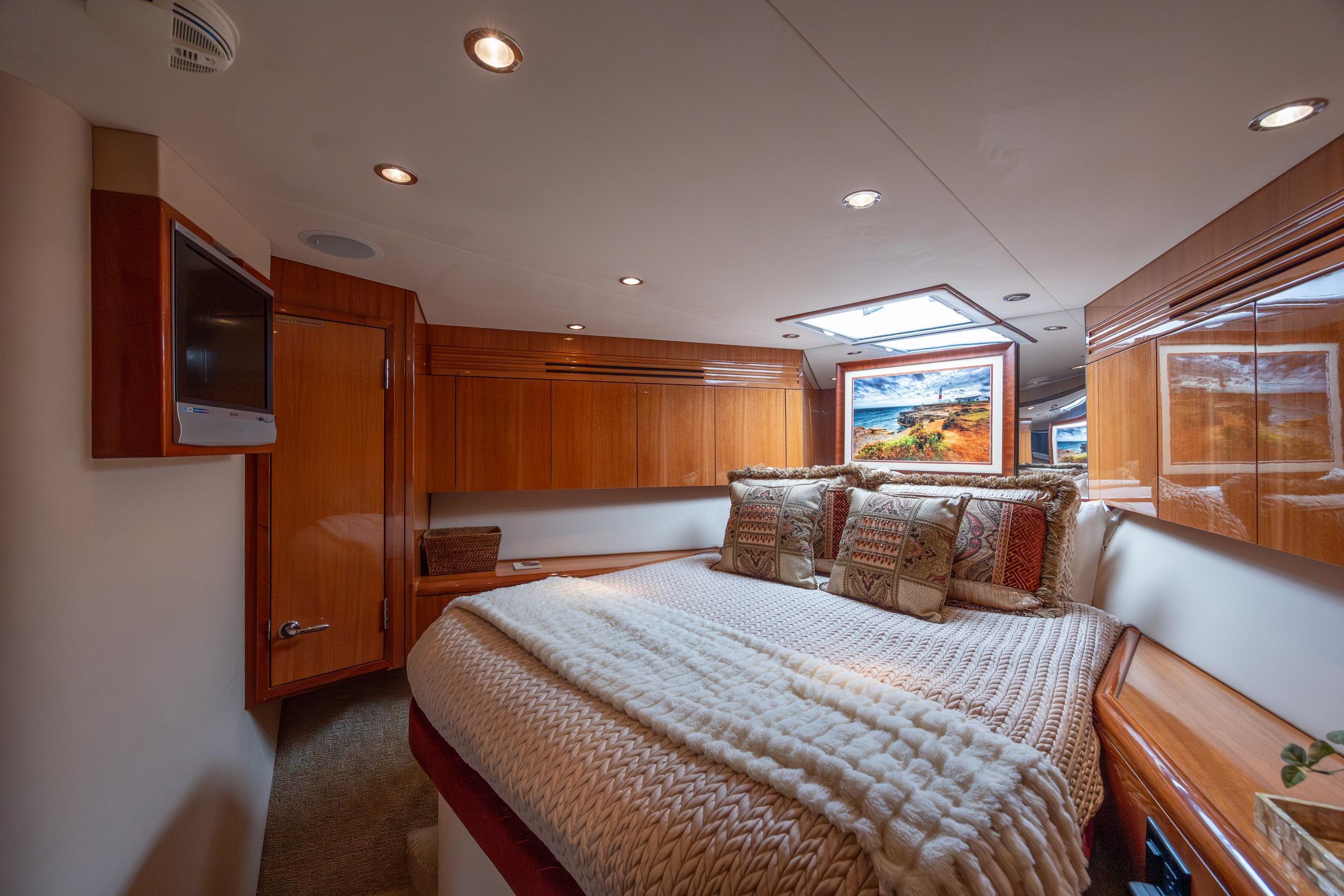 2007 Hatteras 64 Motor Yacht - thumbnail 38