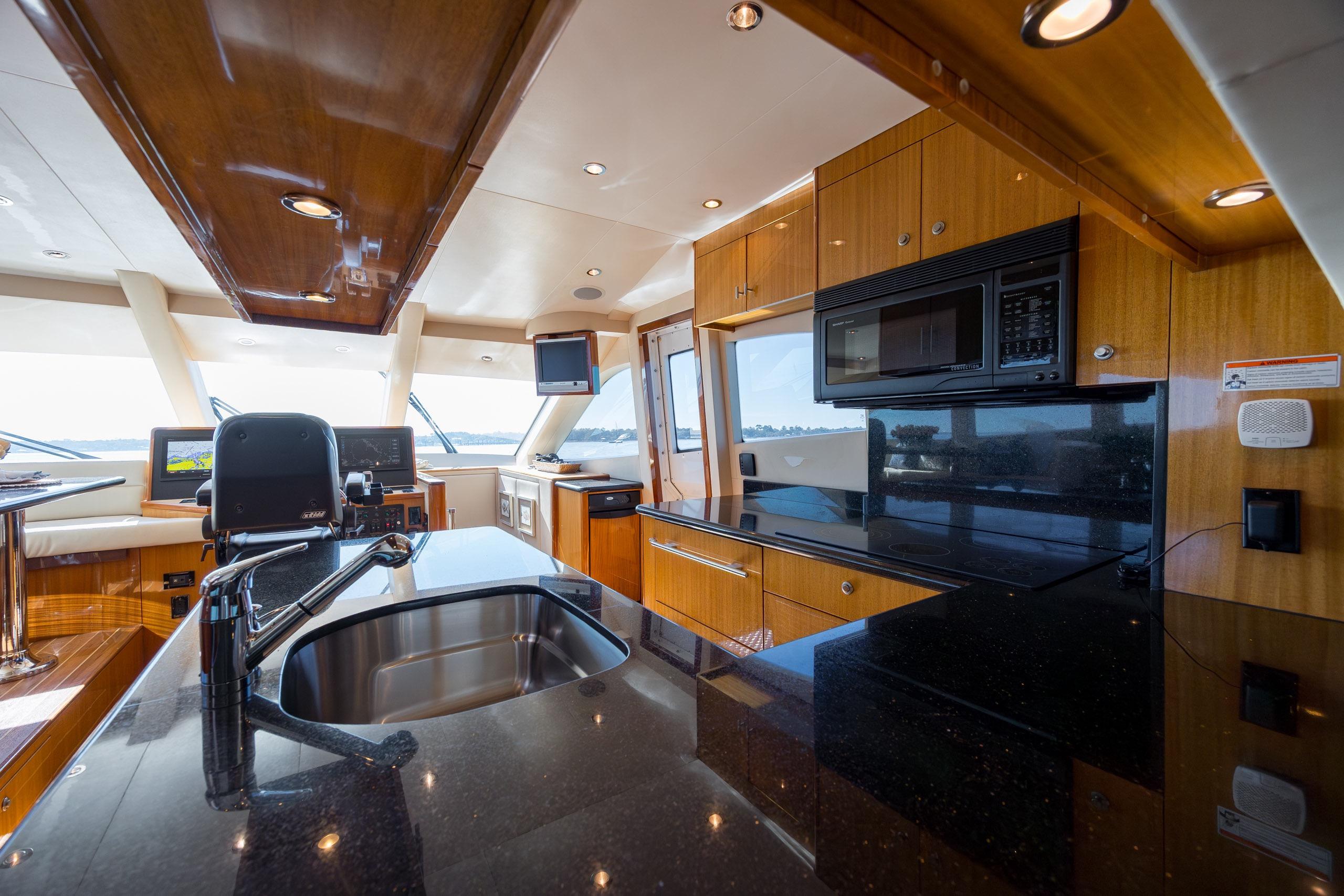 2007 Hatteras 64 Motor Yacht - thumbnail 24