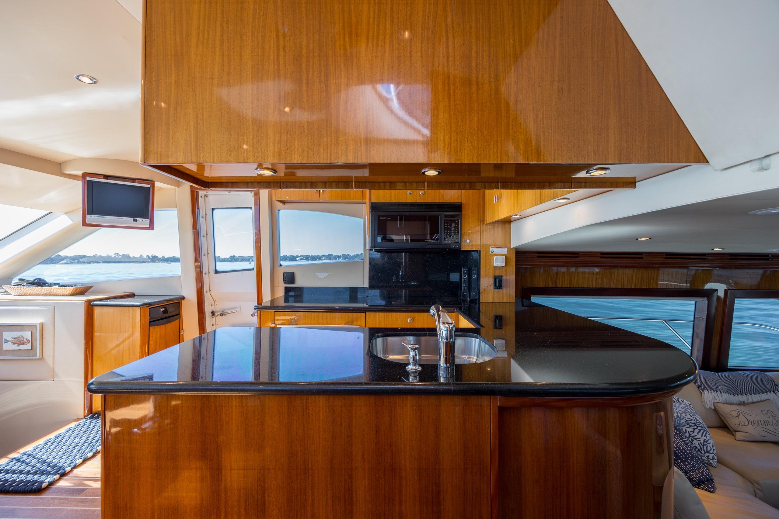 2007 Hatteras 64 Motor Yacht - thumbnail 23