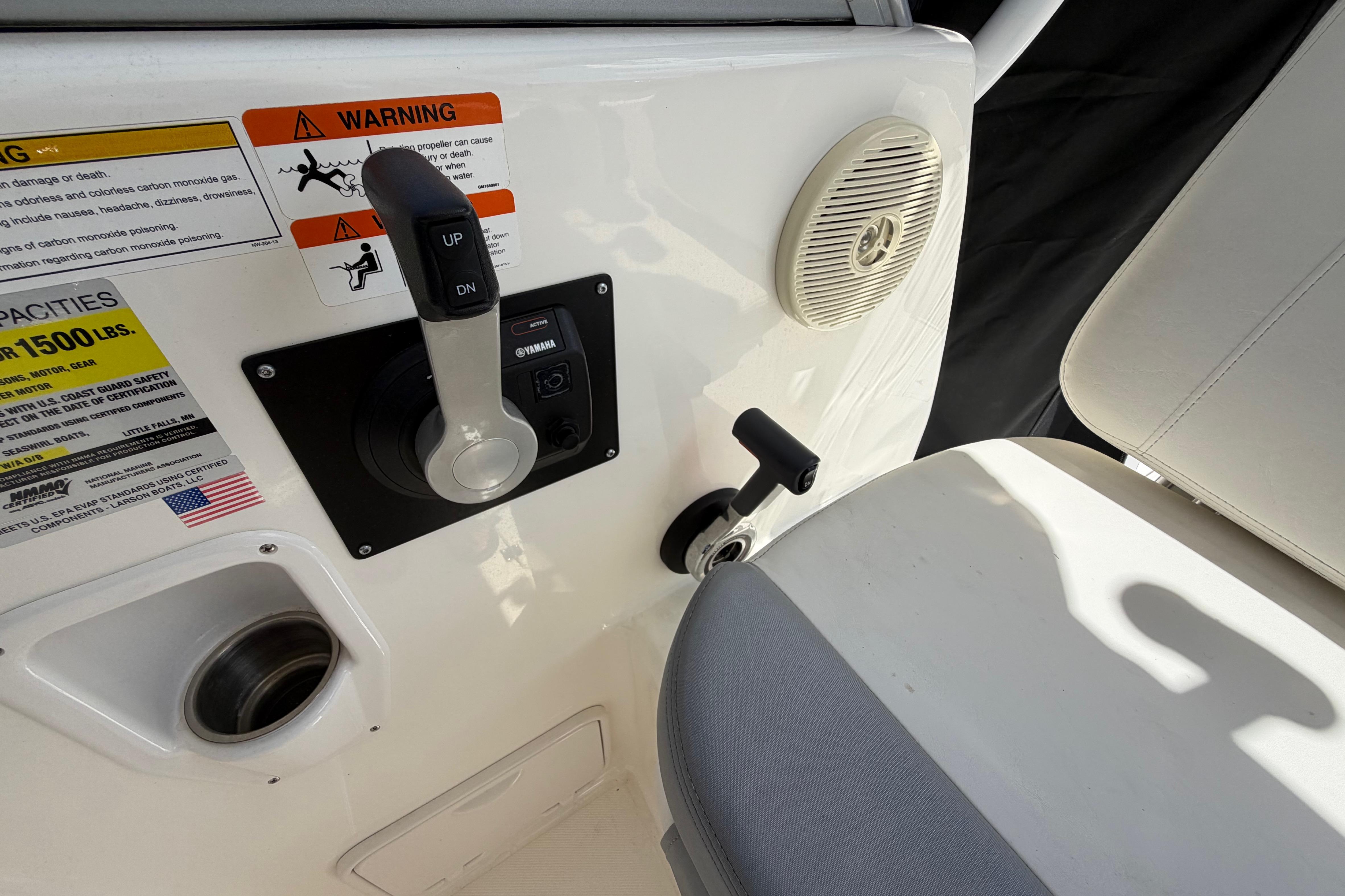 2014 Seaswirl Striper 2601 Walkaround O/B - thumbnail 16