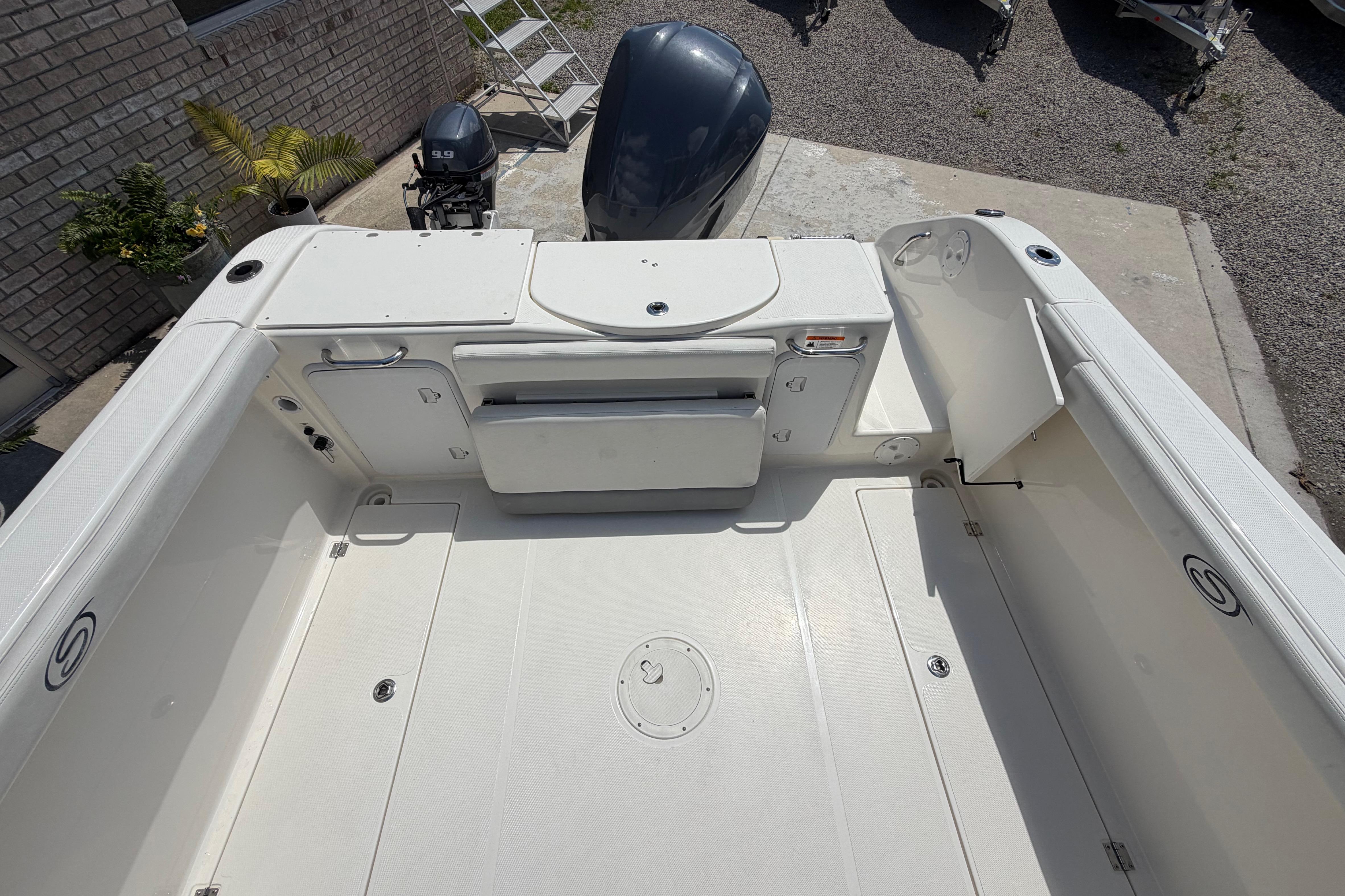2014 Seaswirl Striper 2601 Walkaround O/B - thumbnail 12