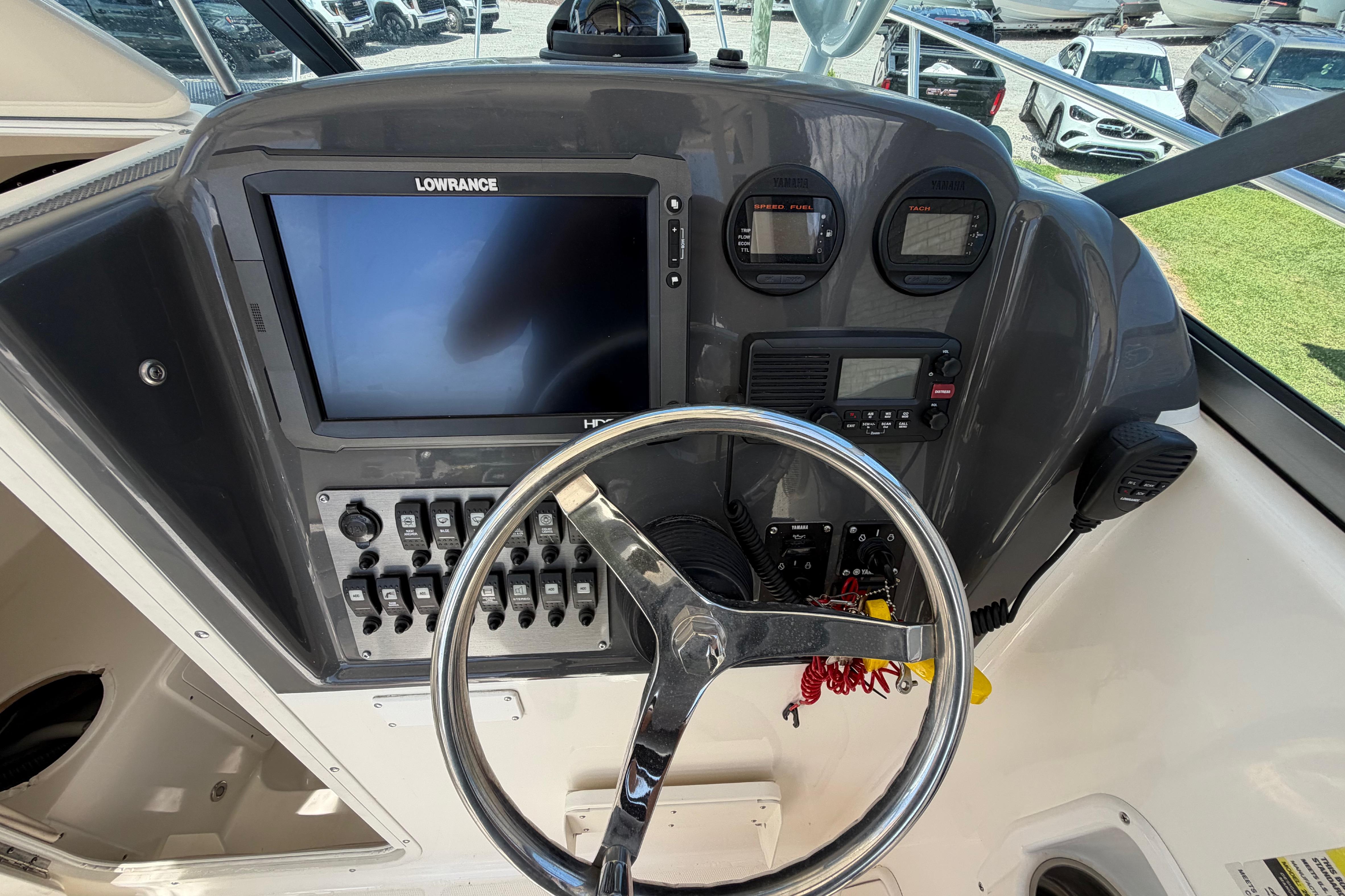2014 Seaswirl Striper 2601 Walkaround O/B - thumbnail 14
