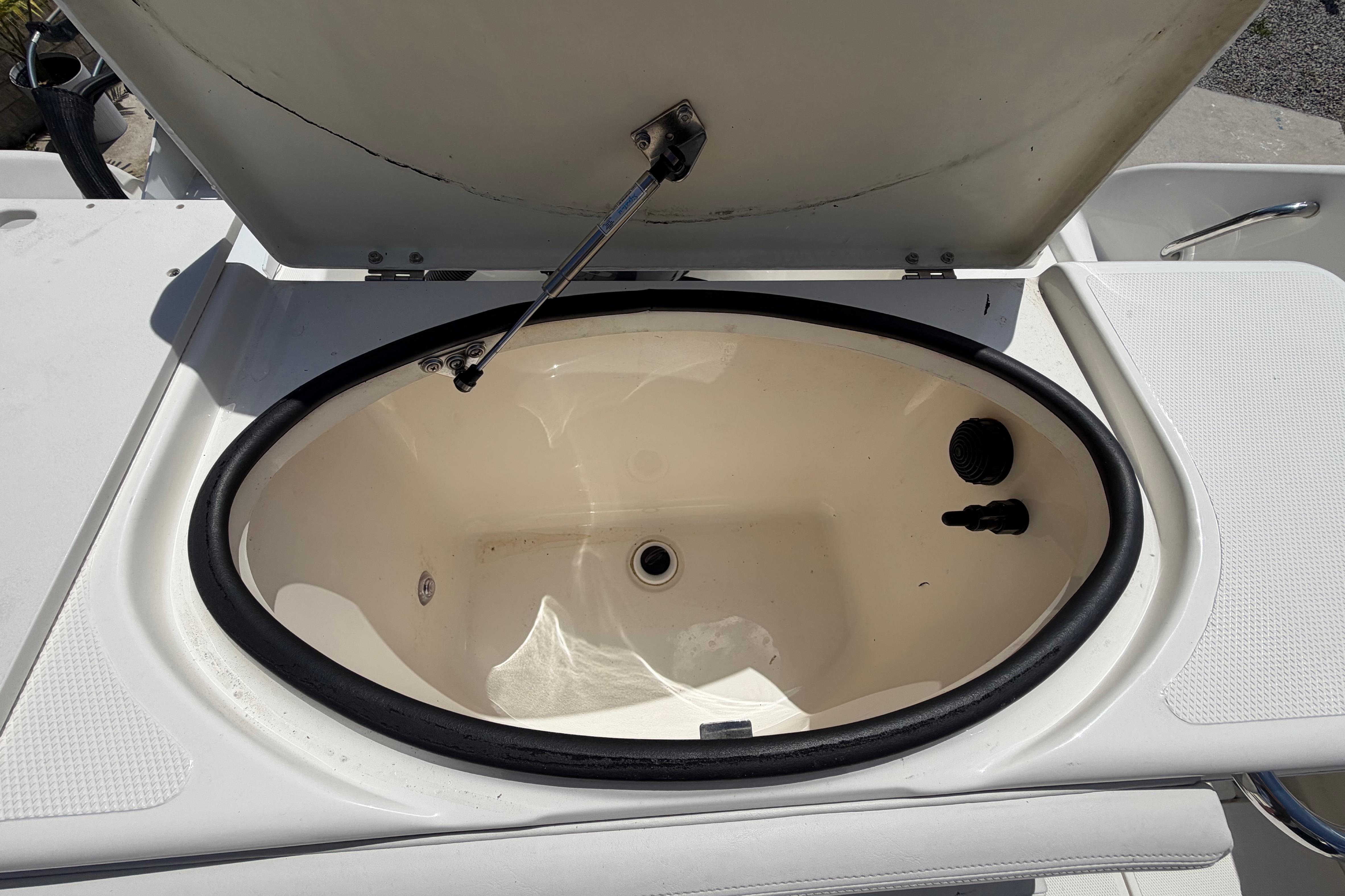 2014 Seaswirl Striper 2601 Walkaround O/B - thumbnail 27