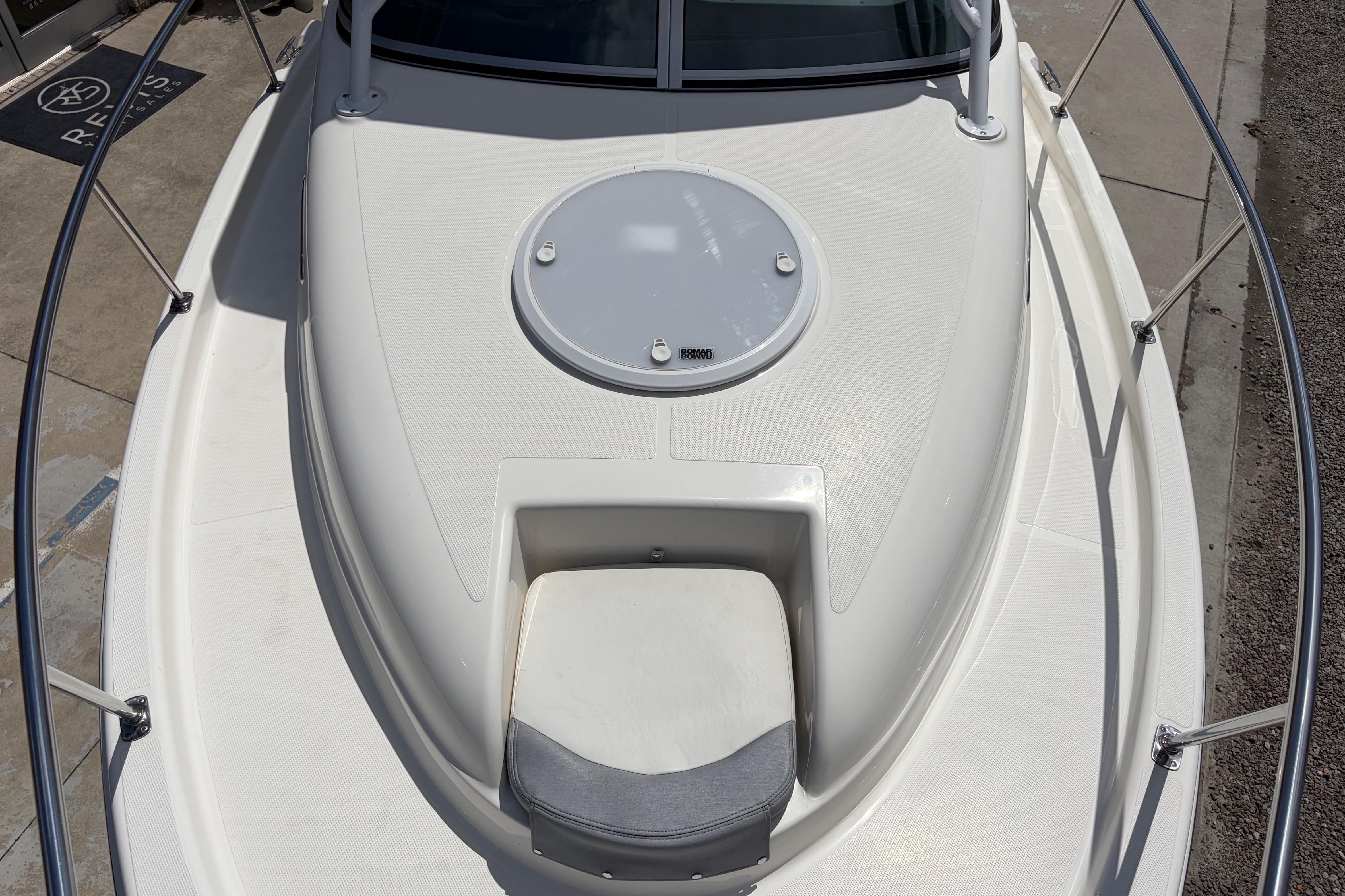 2014 Seaswirl Striper 2601 Walkaround O/B - thumbnail 22