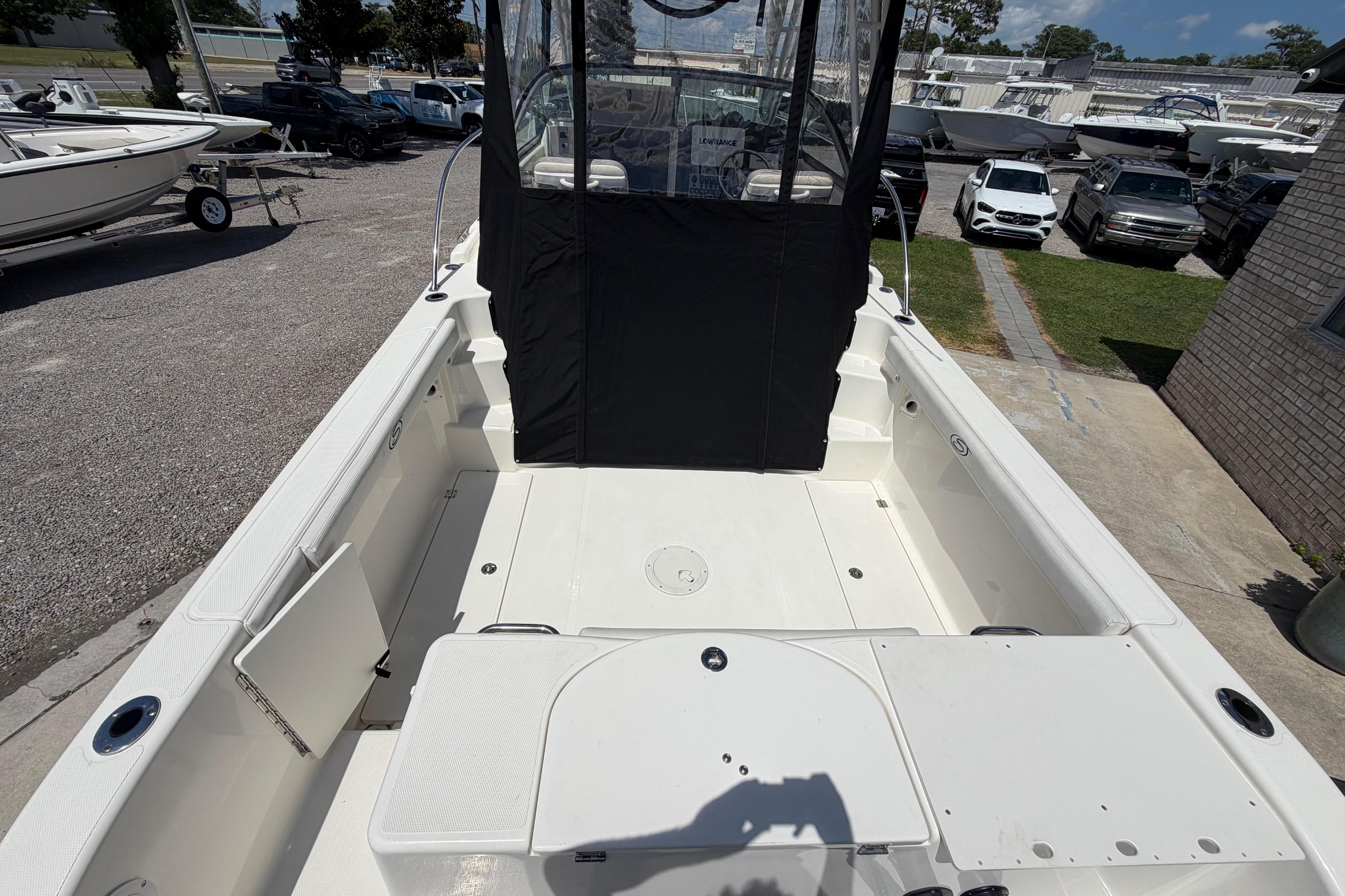 2014 Seaswirl Striper 2601 Walkaround O/B - thumbnail 9