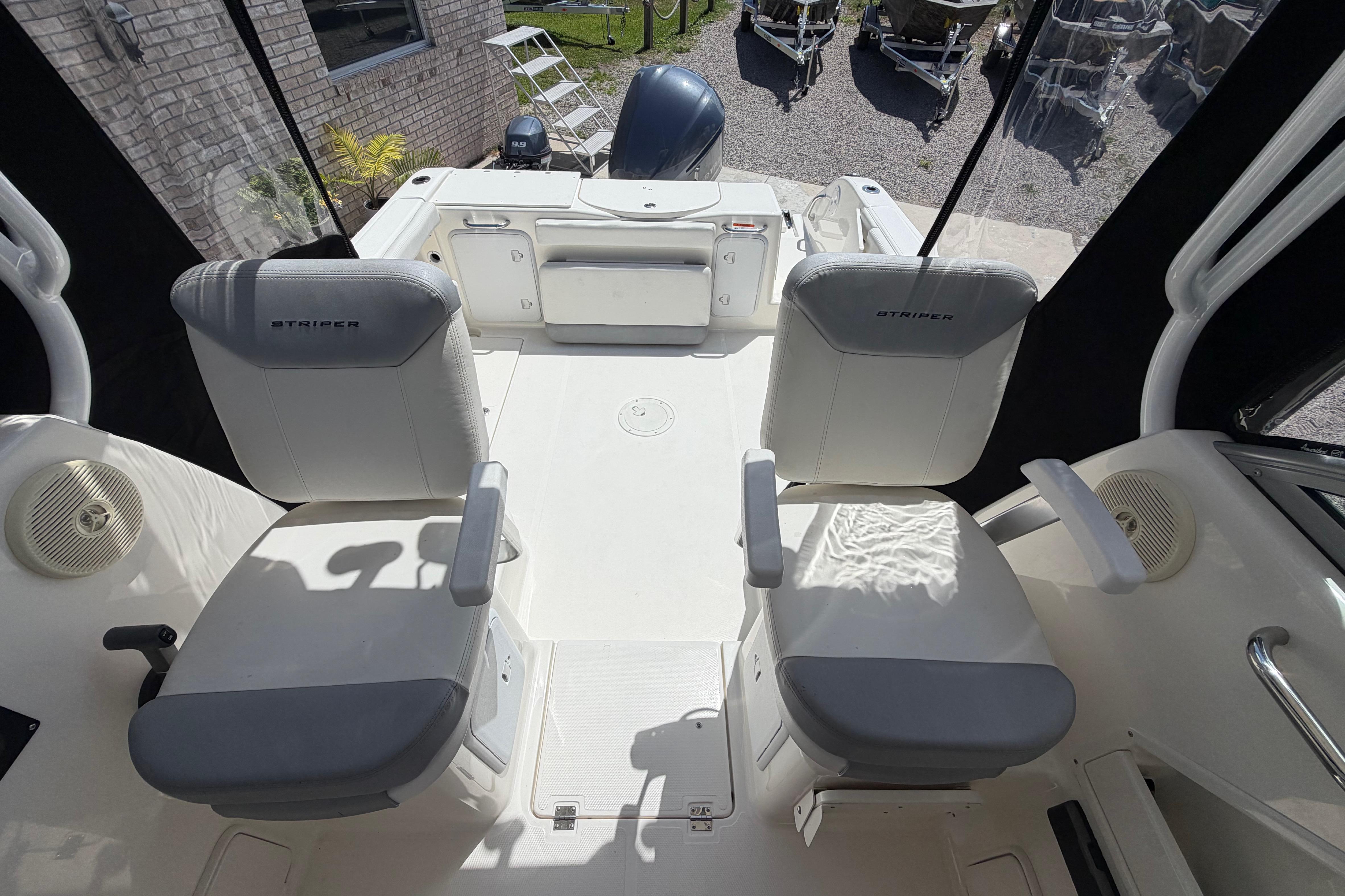 2014 Seaswirl Striper 2601 Walkaround O/B - thumbnail 13