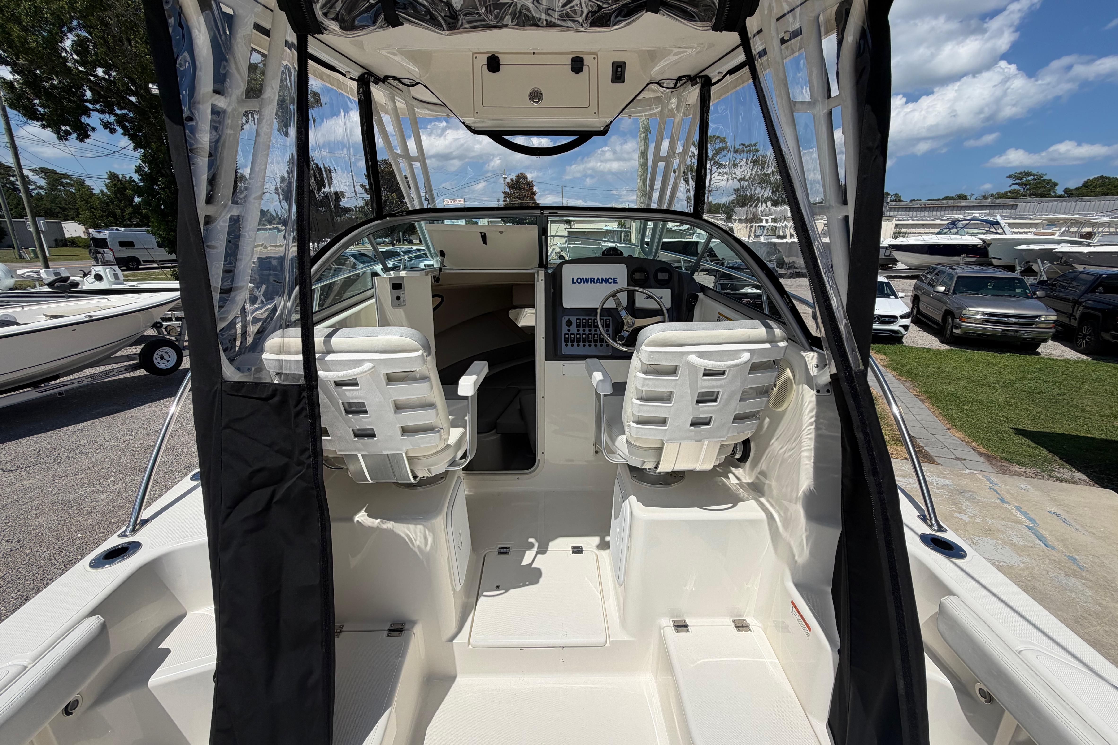 2014 Seaswirl Striper 2601 Walkaround O/B - thumbnail 11