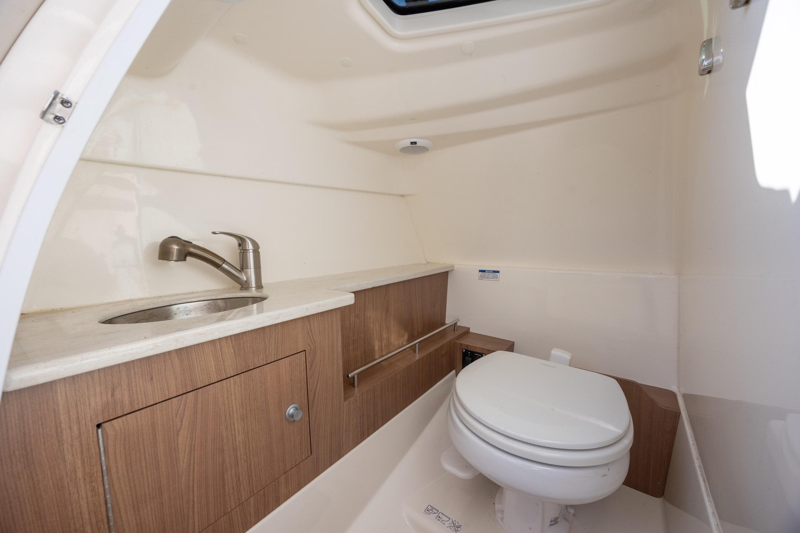 2017 Boston Whaler 270 Vantage - thumbnail 15