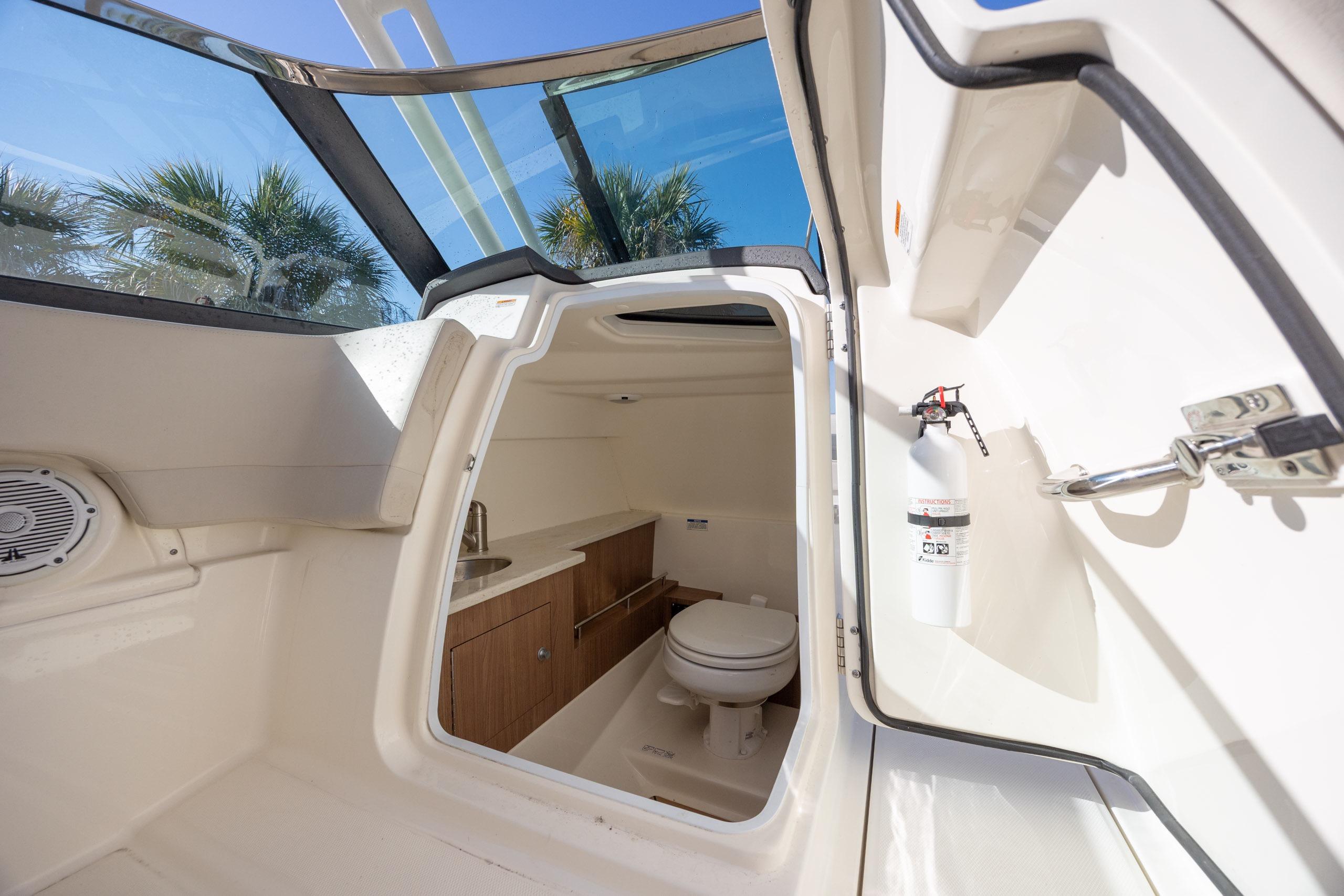 2017 Boston Whaler 270 Vantage - thumbnail 14