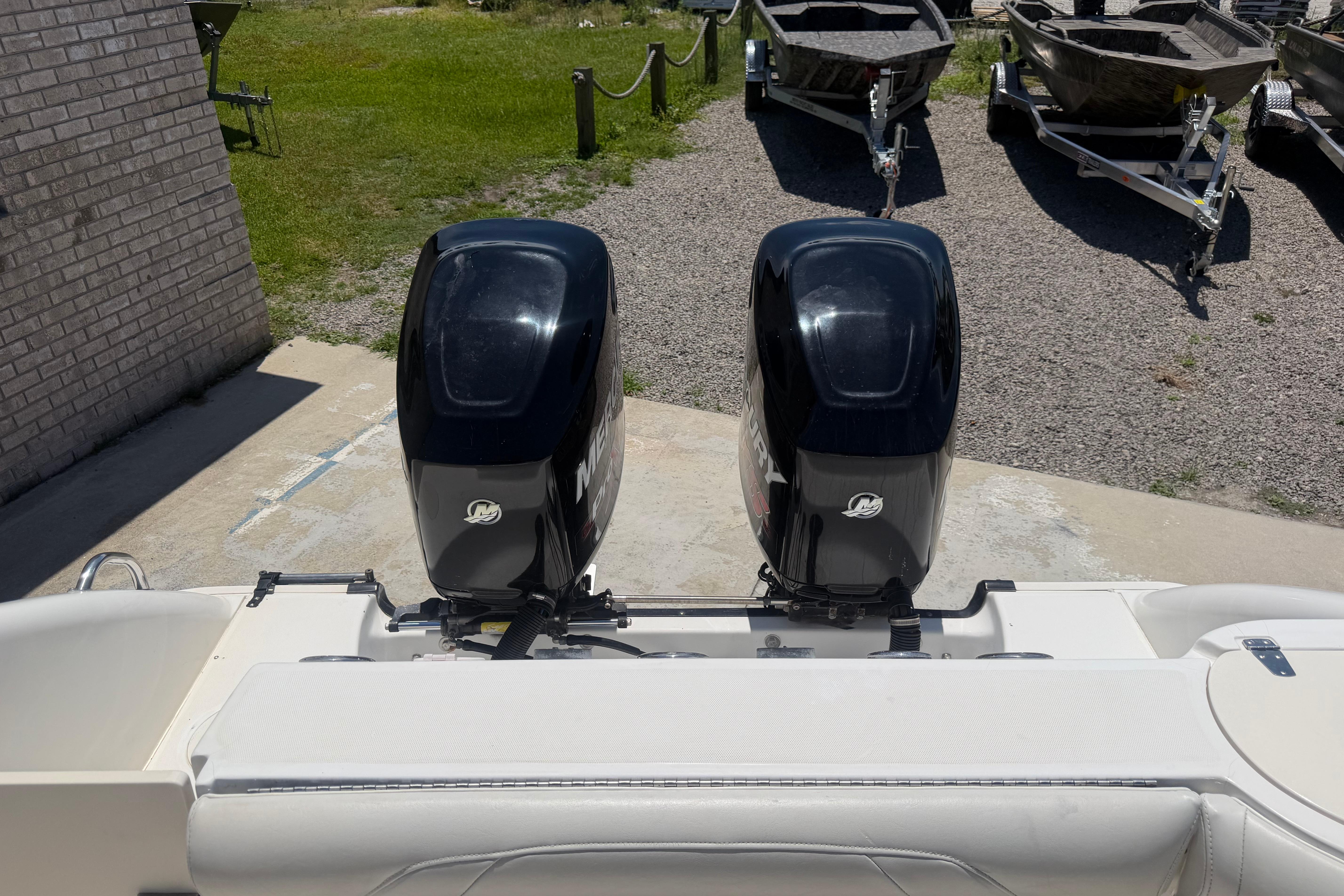 2003 Boston Whaler 240 Outrage - thumbnail 8