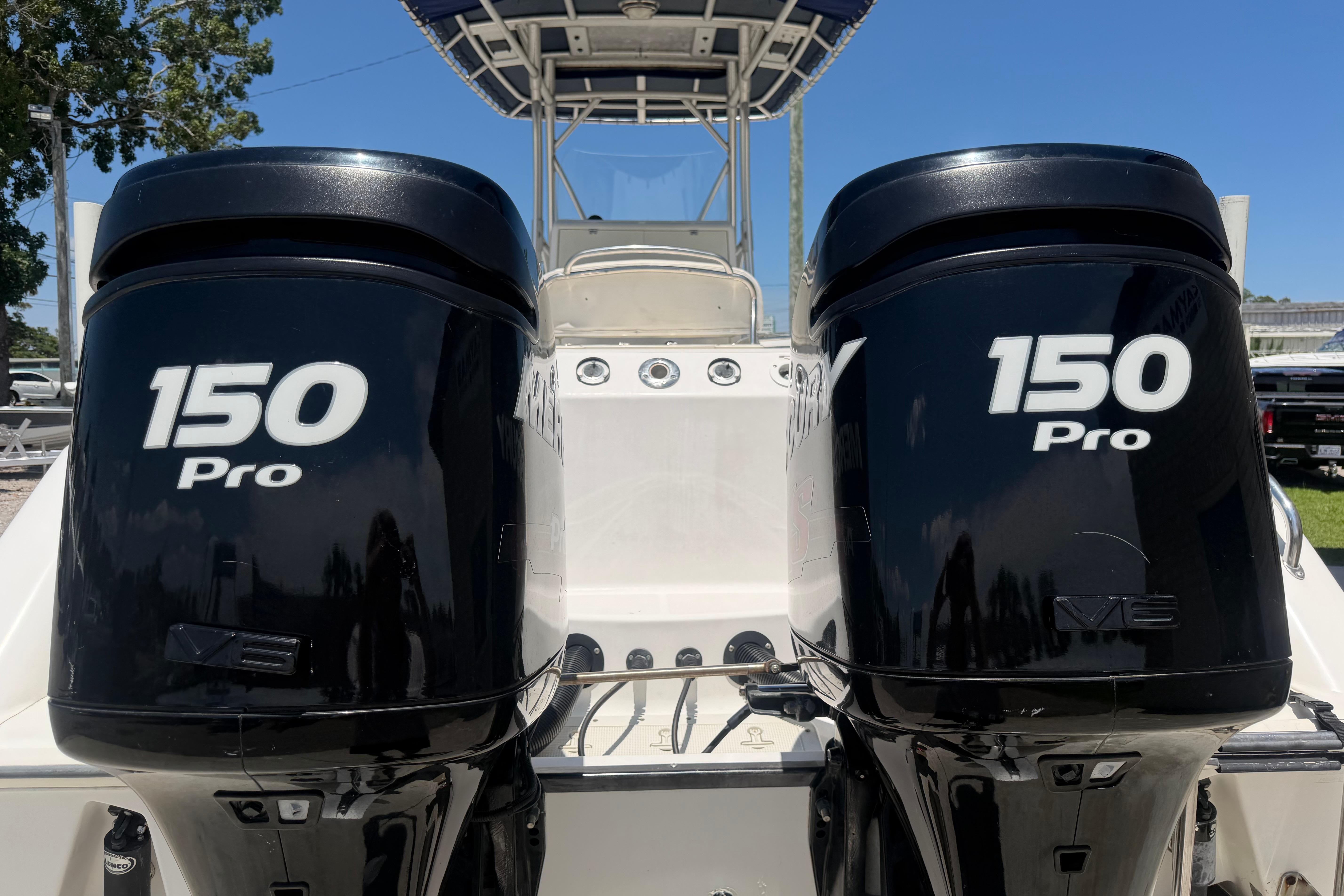 2003 Boston Whaler 240 Outrage - thumbnail 7