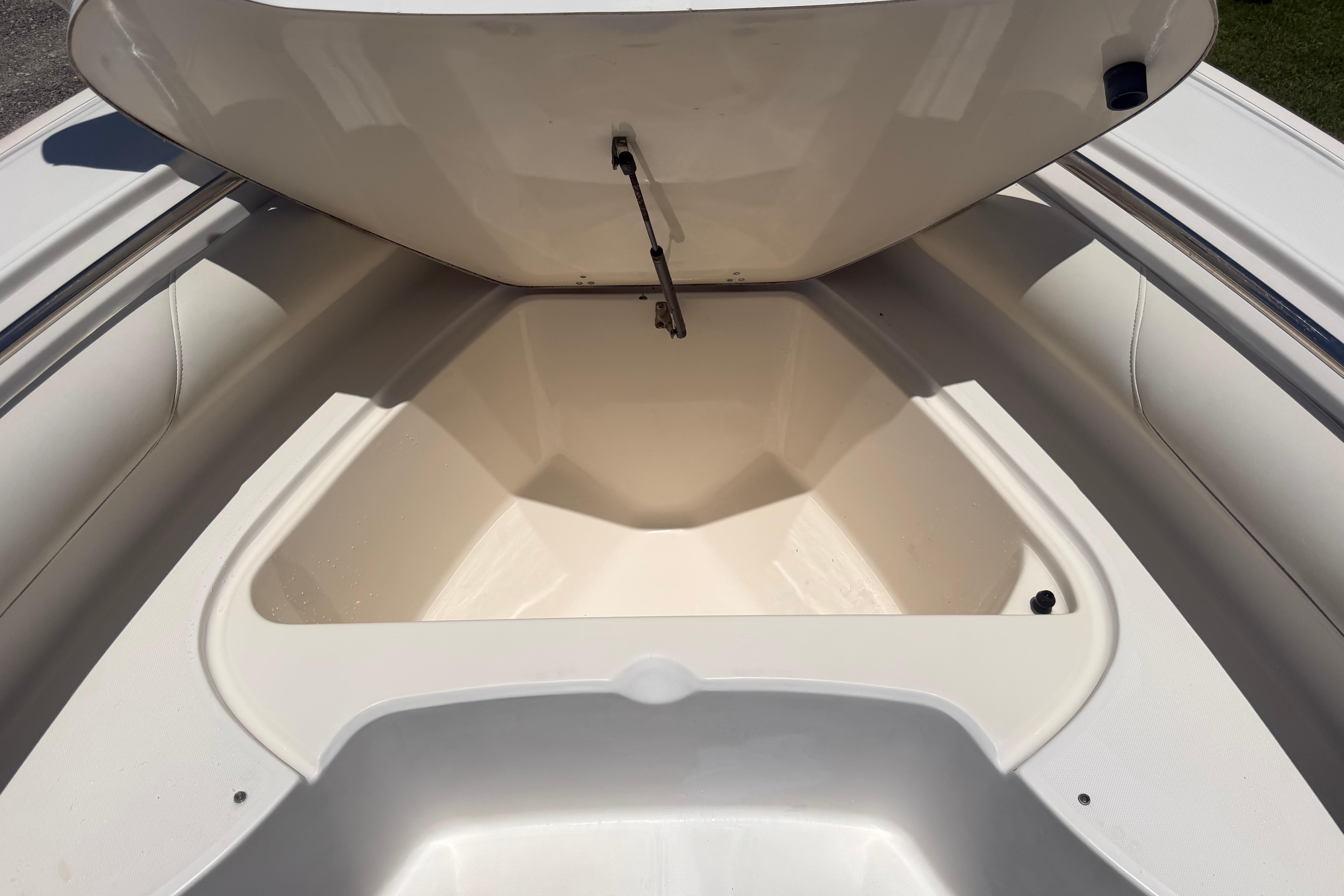 2003 Boston Whaler 240 Outrage - thumbnail 17