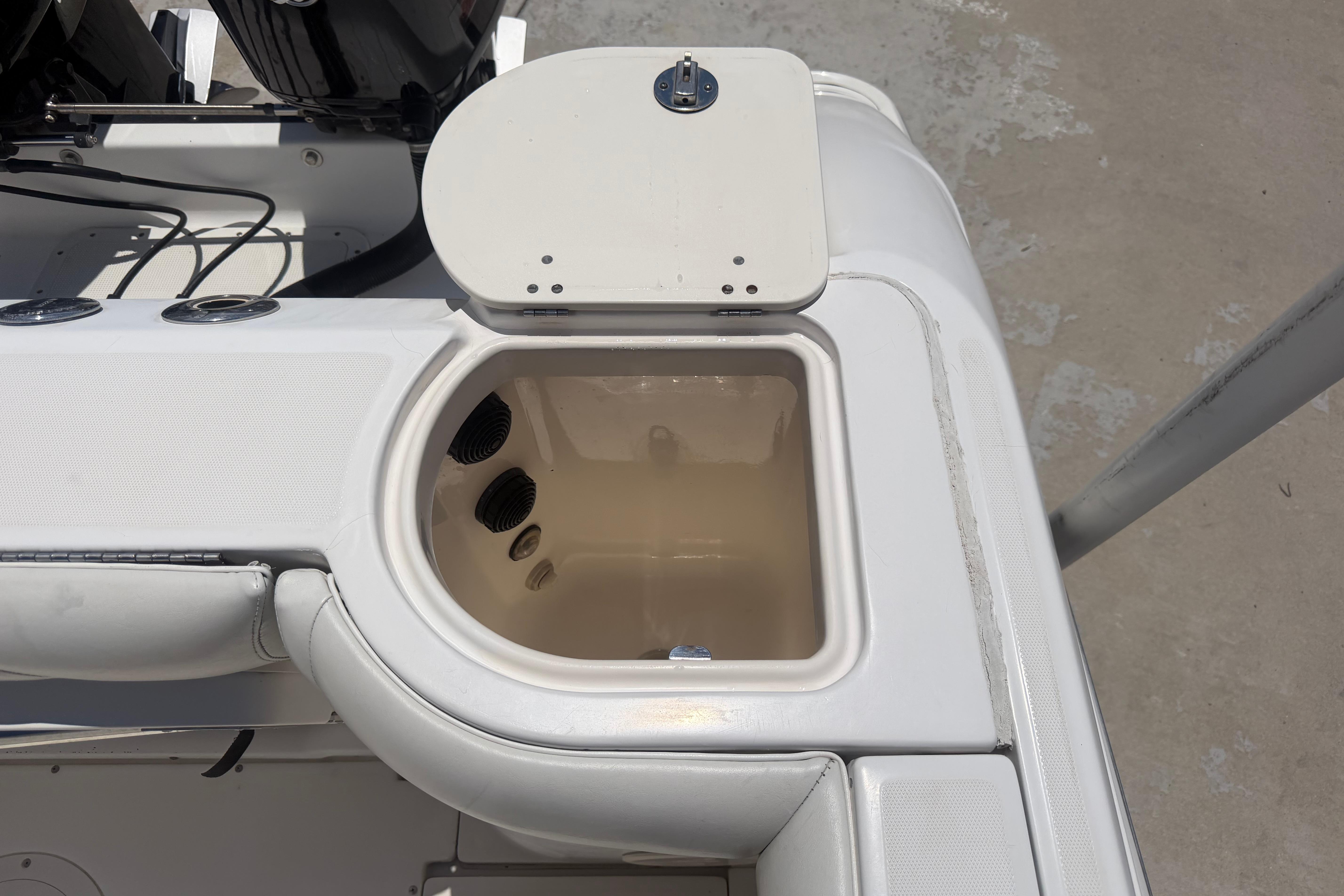 2003 Boston Whaler 240 Outrage - thumbnail 10