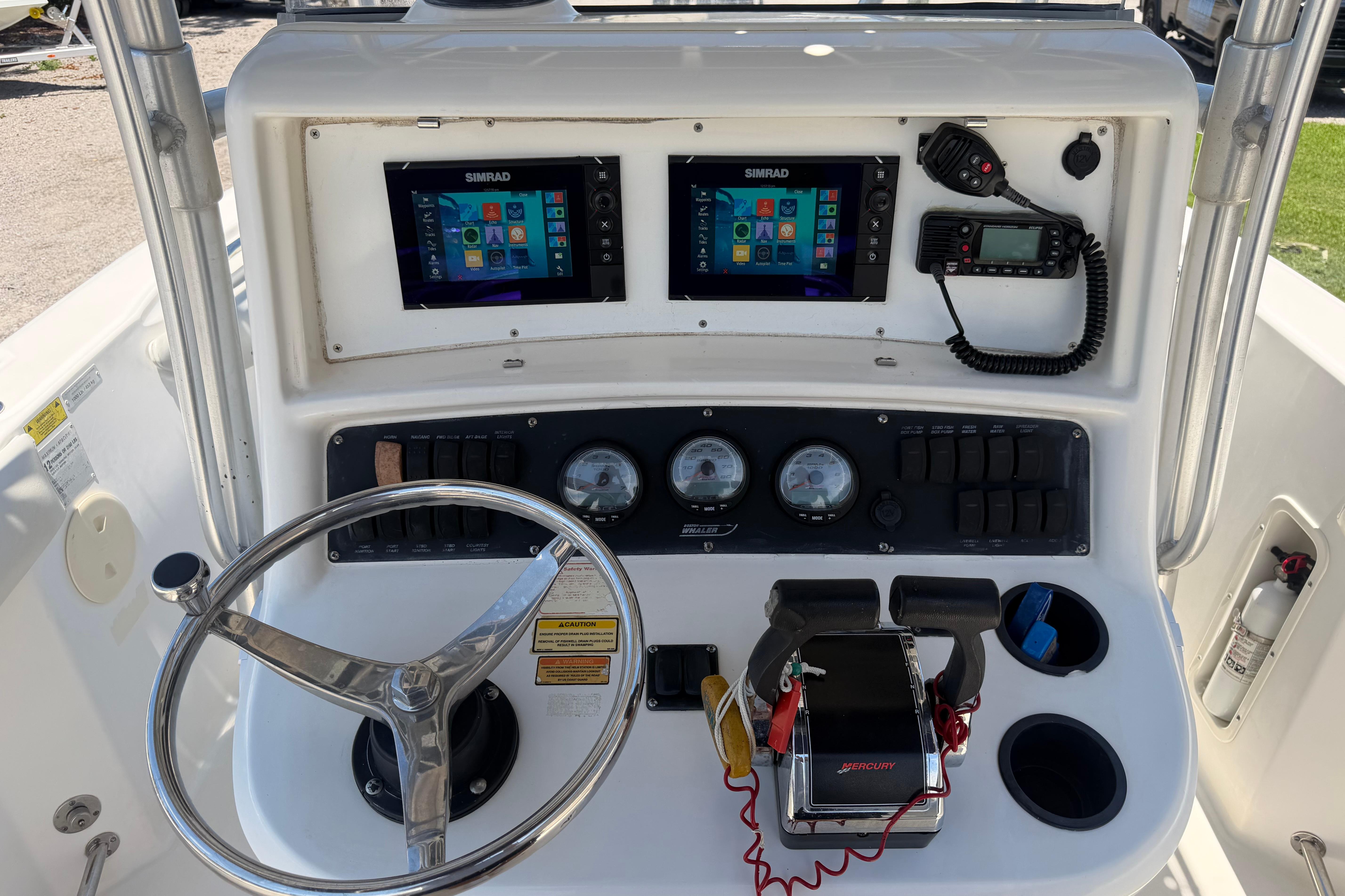 2003 Boston Whaler 240 Outrage - thumbnail 13