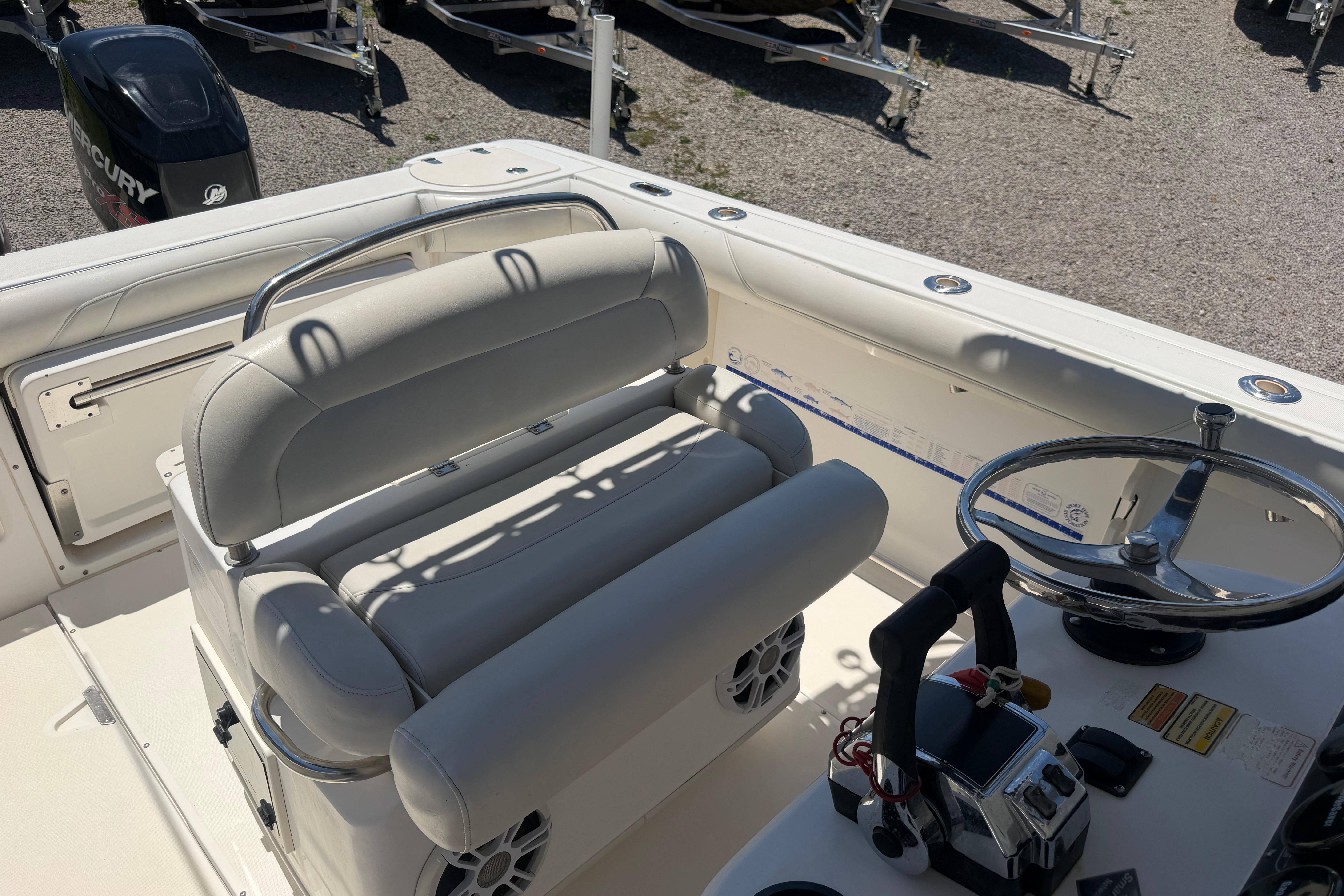2003 Boston Whaler 240 Outrage - thumbnail 11