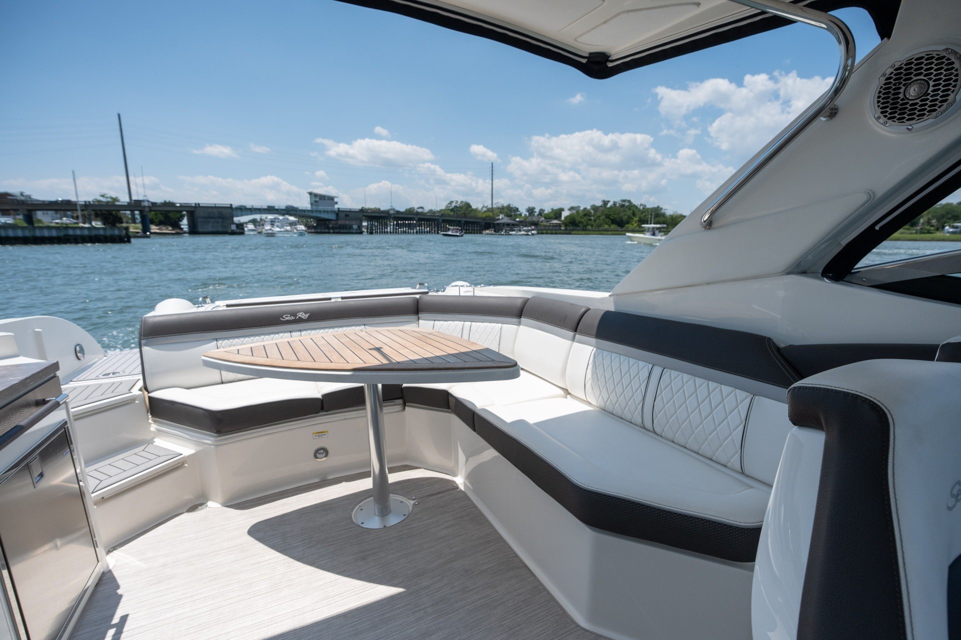 2017 Sea Ray SLX 350 - thumbnail 35