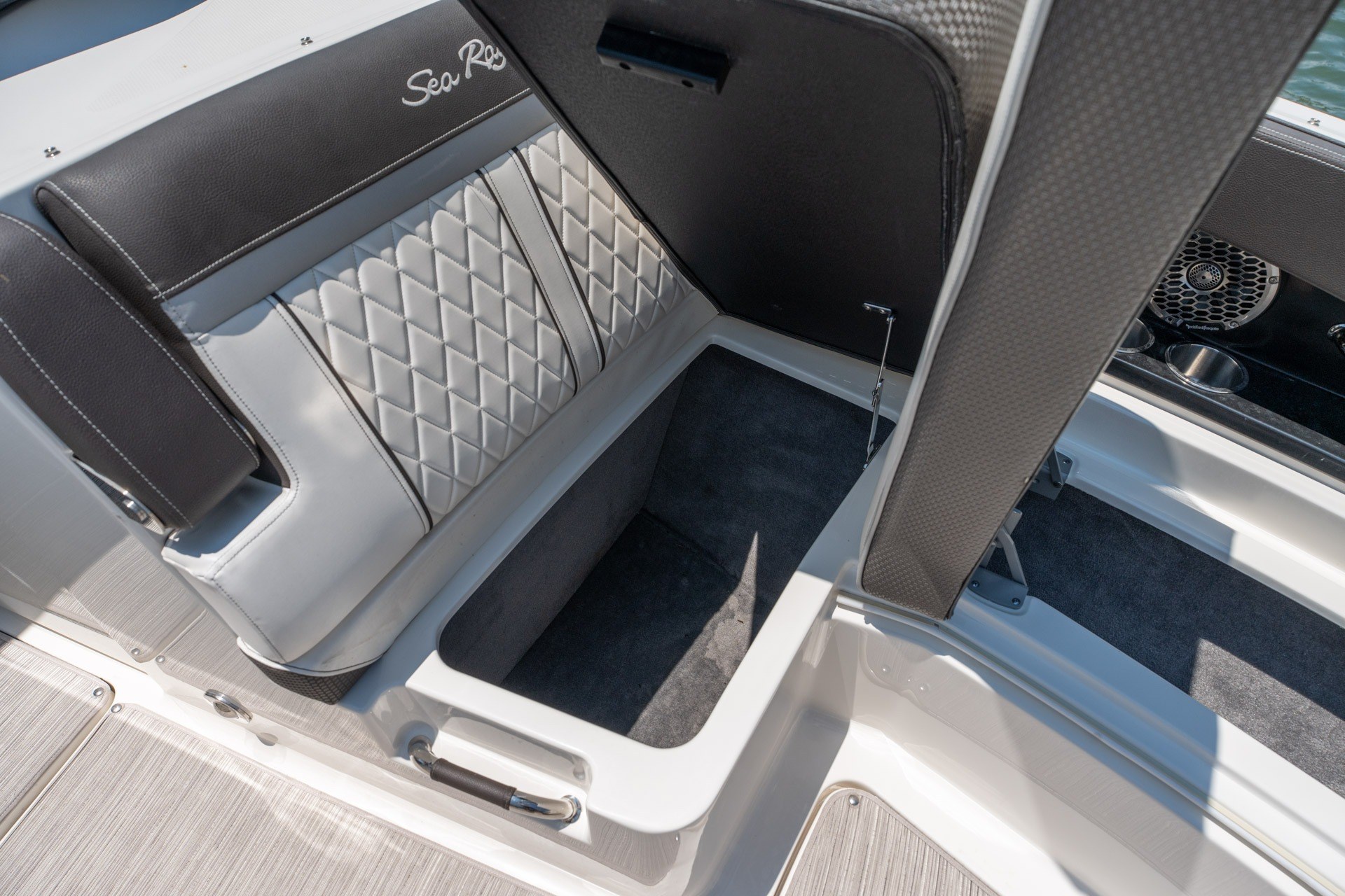 2017 Sea Ray SLX 350 - thumbnail 16