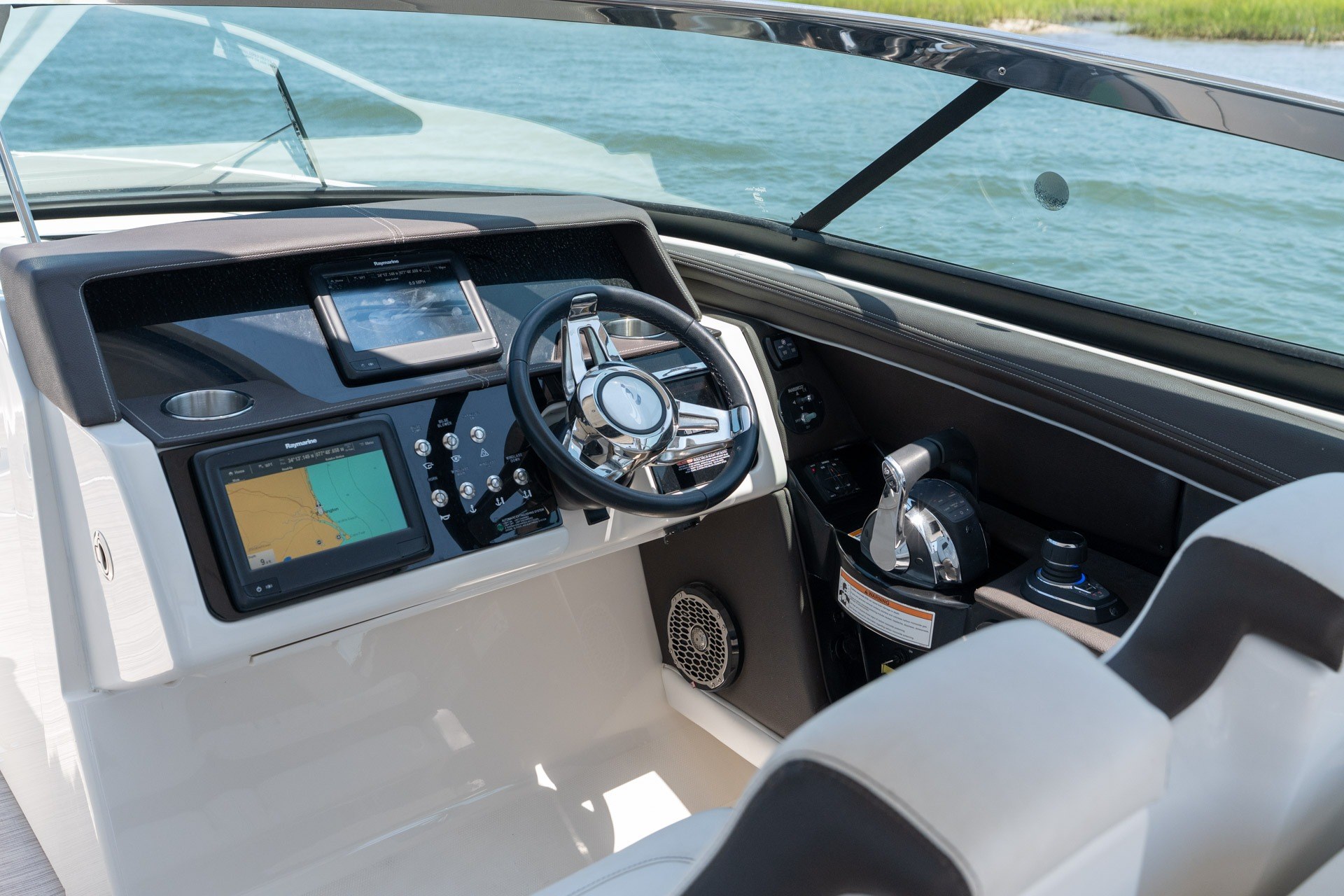 2017 Sea Ray SLX 350 - thumbnail 21