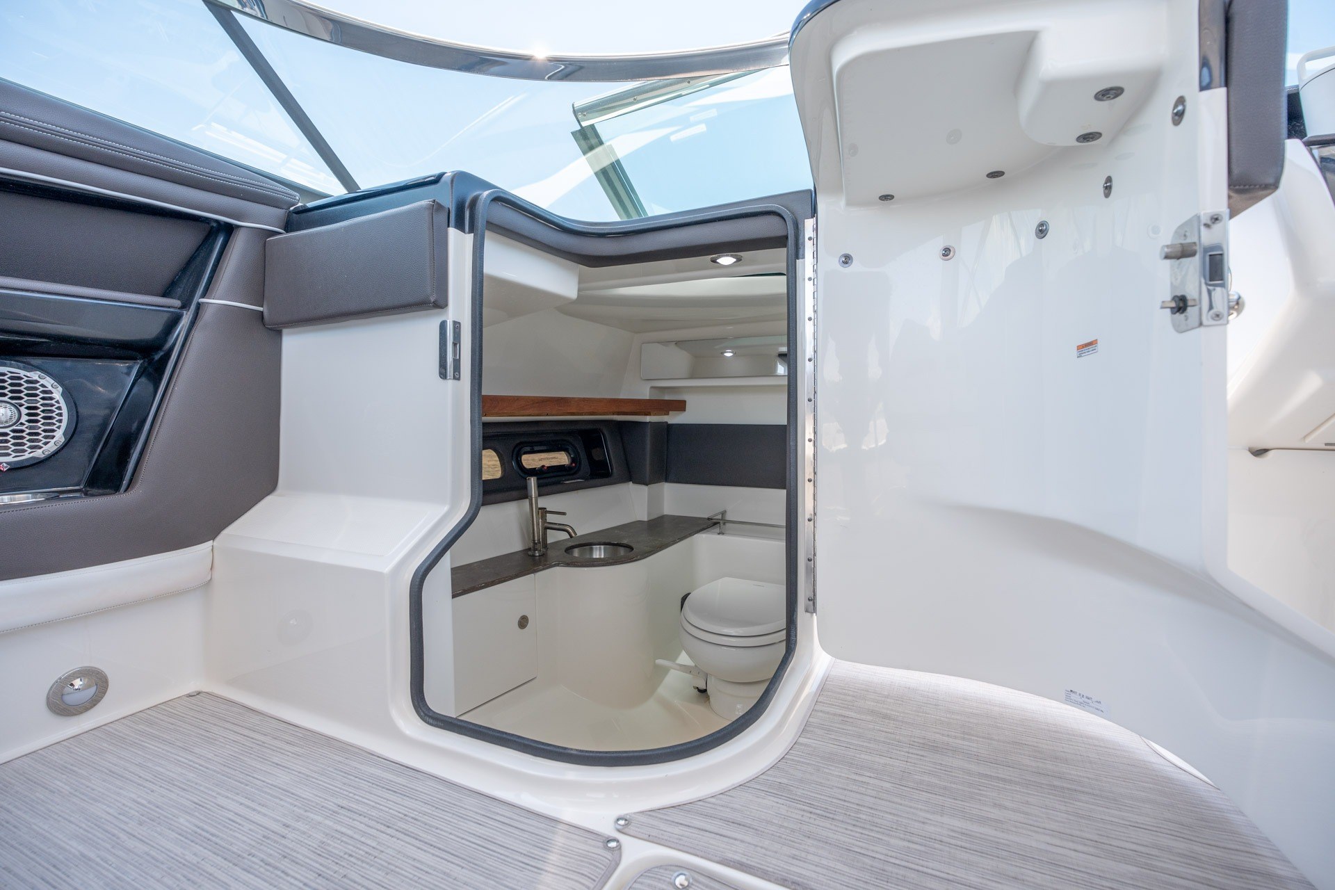 2017 Sea Ray SLX 350 - thumbnail 28