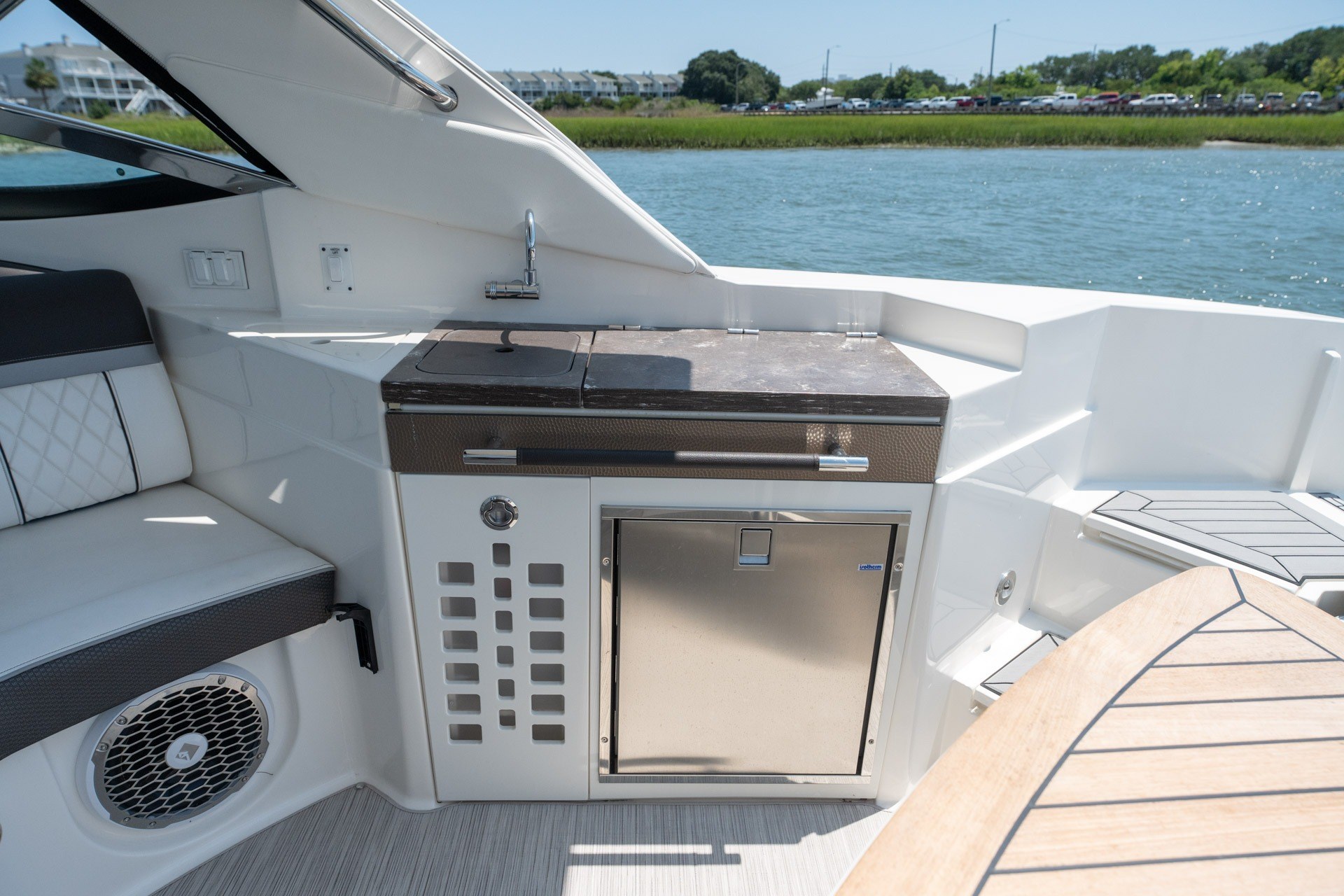 2017 Sea Ray SLX 350 - thumbnail 38
