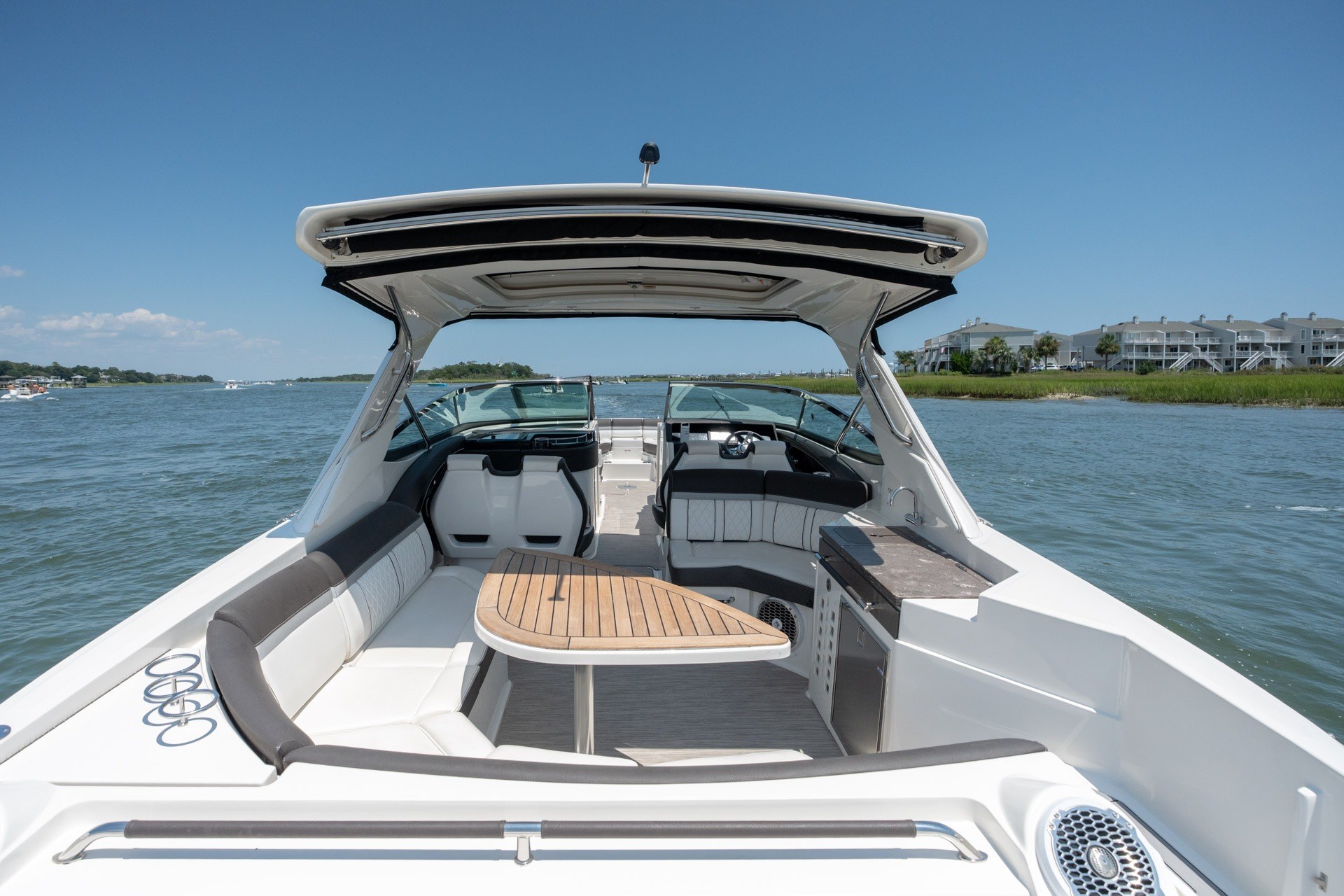 2017 Sea Ray SLX 350 - thumbnail 39