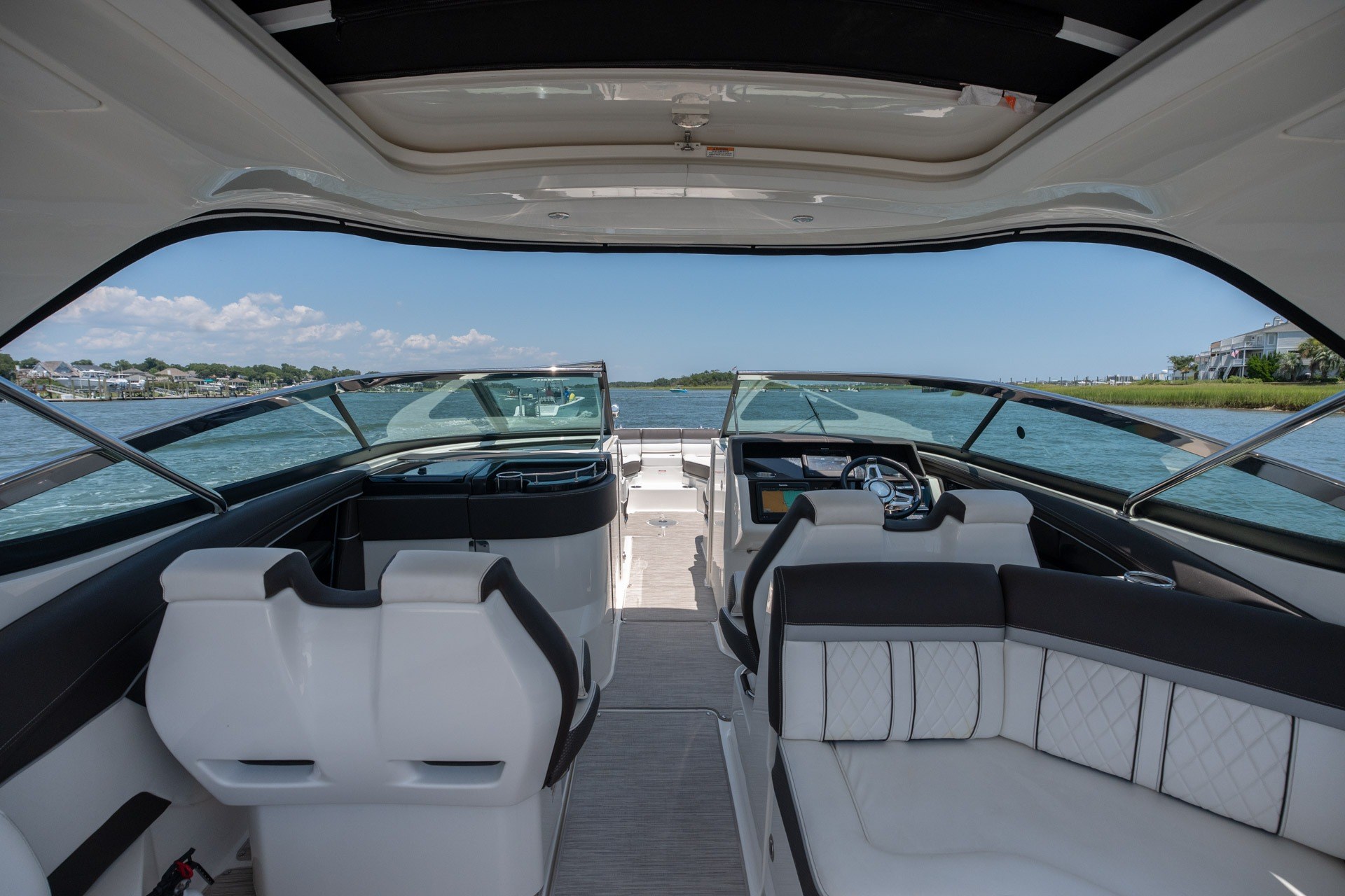 2017 Sea Ray SLX 350 - thumbnail 26