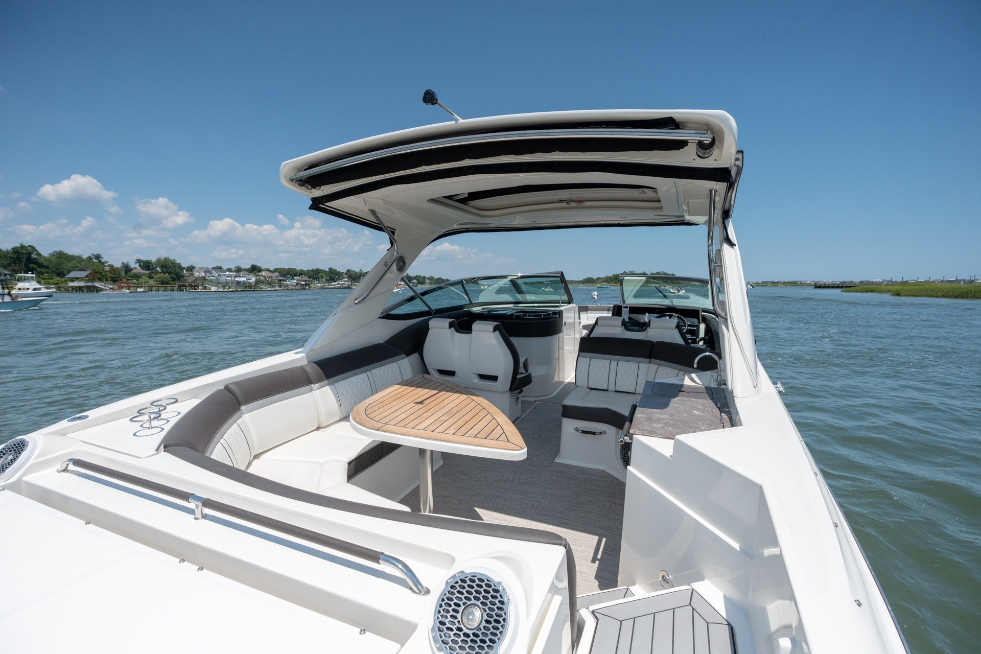 2017 Sea Ray SLX 350 - thumbnail 40