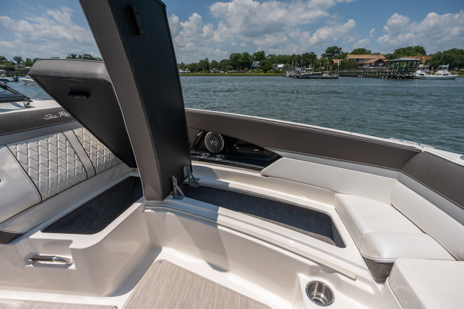 2017 Sea Ray SLX 350 - thumbnail 15