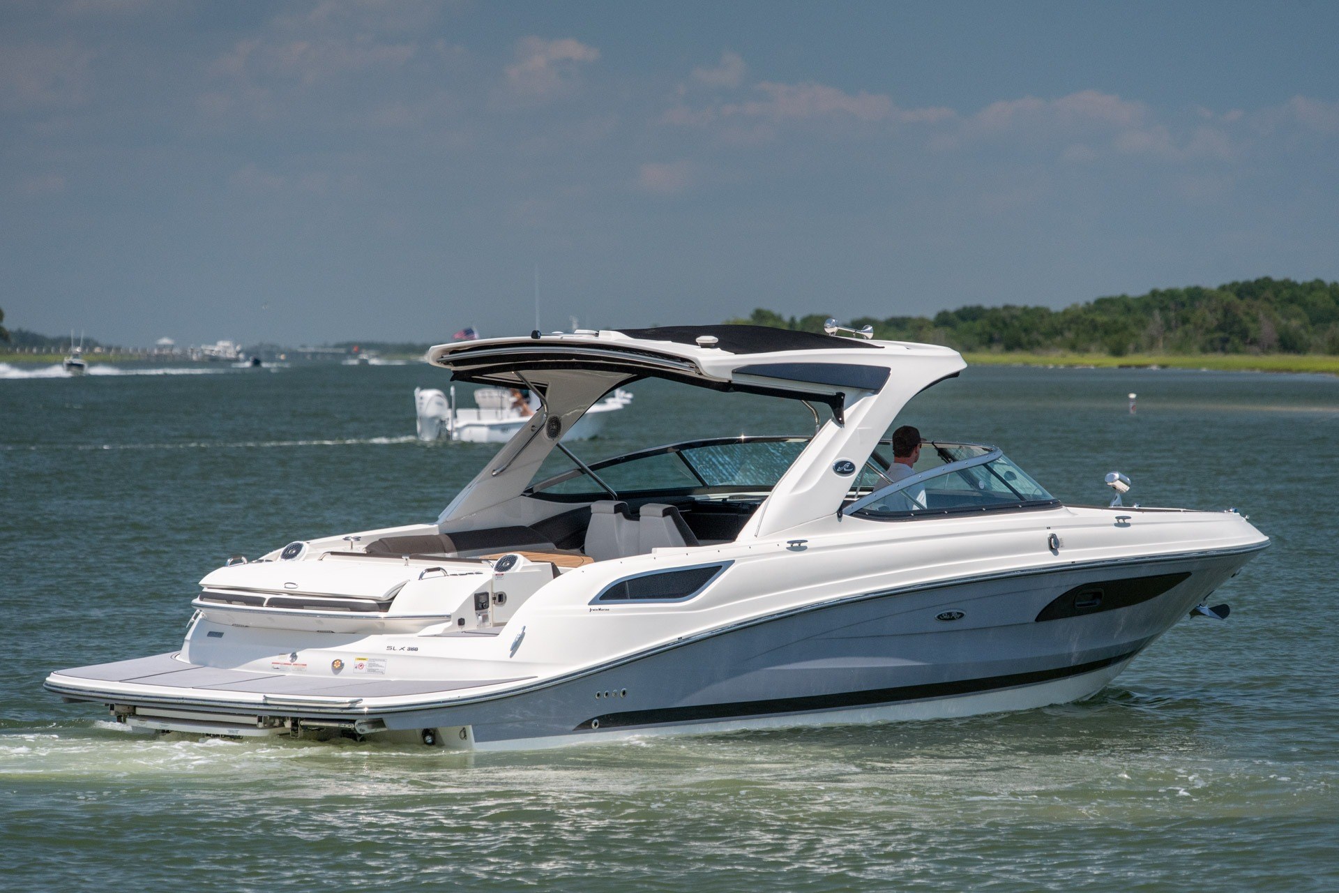 2017 Sea Ray SLX 350 - thumbnail 2