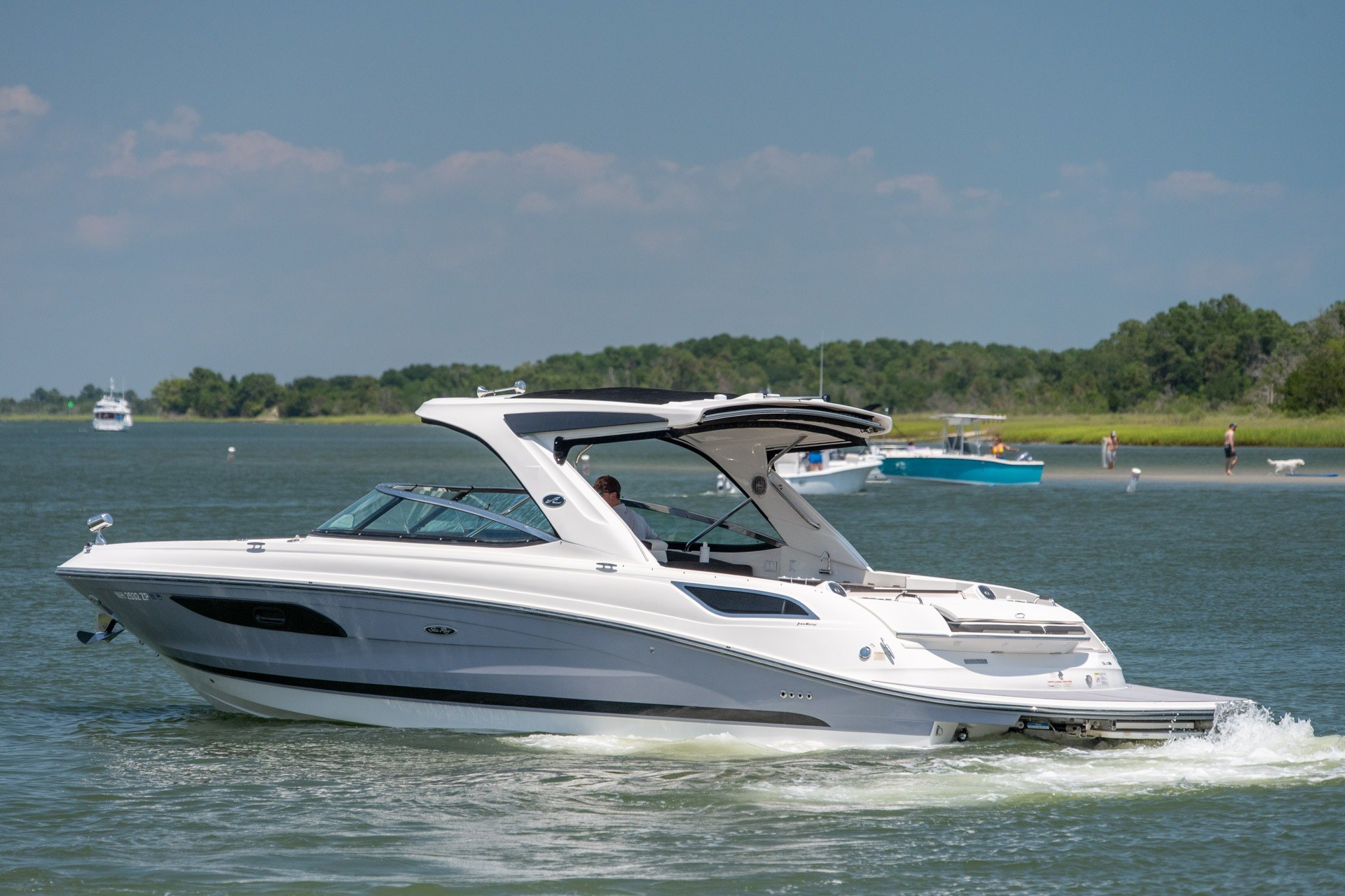 2017 Sea Ray SLX 350 - thumbnail 4