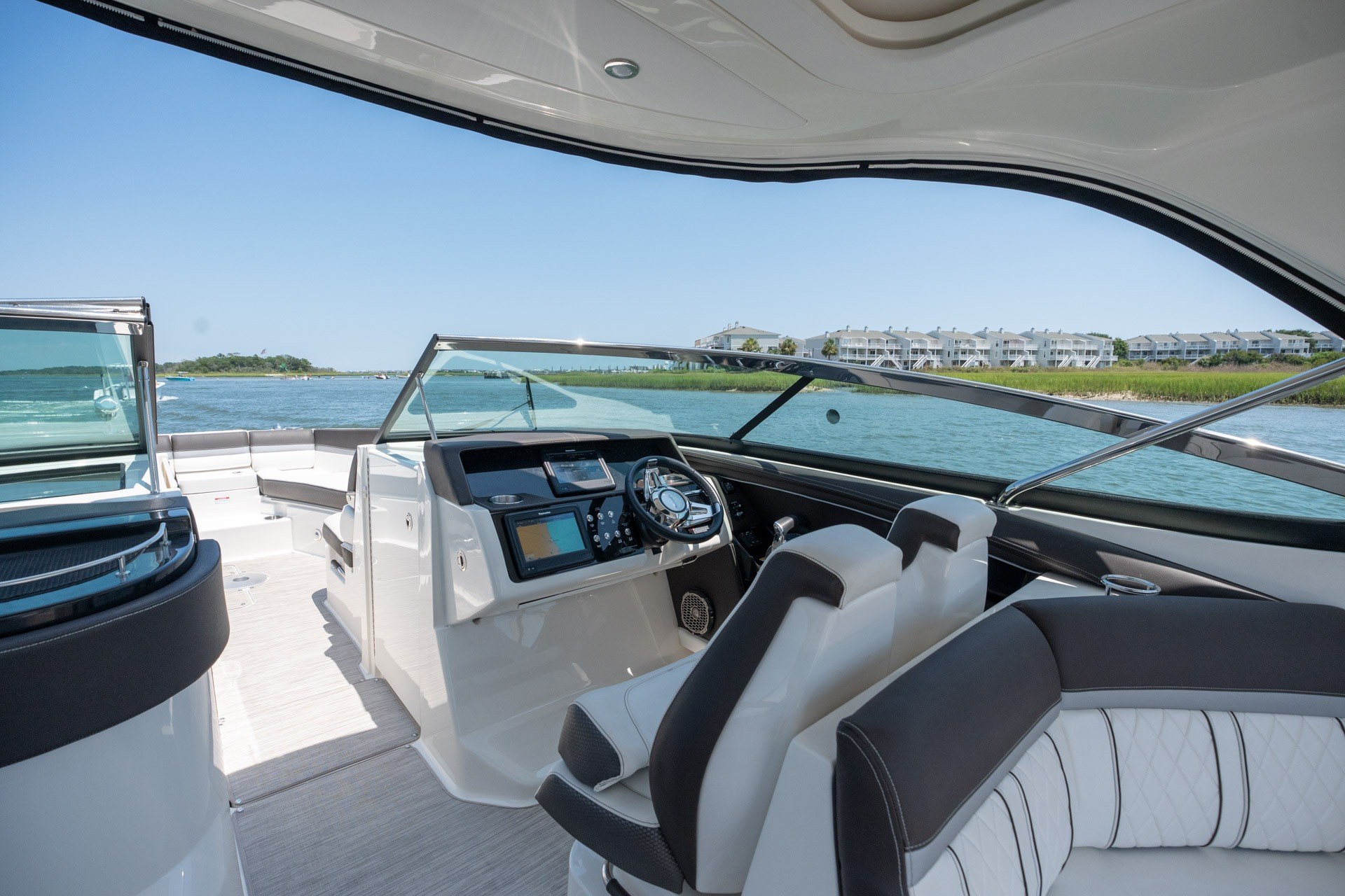 2017 Sea Ray SLX 350 - thumbnail 20
