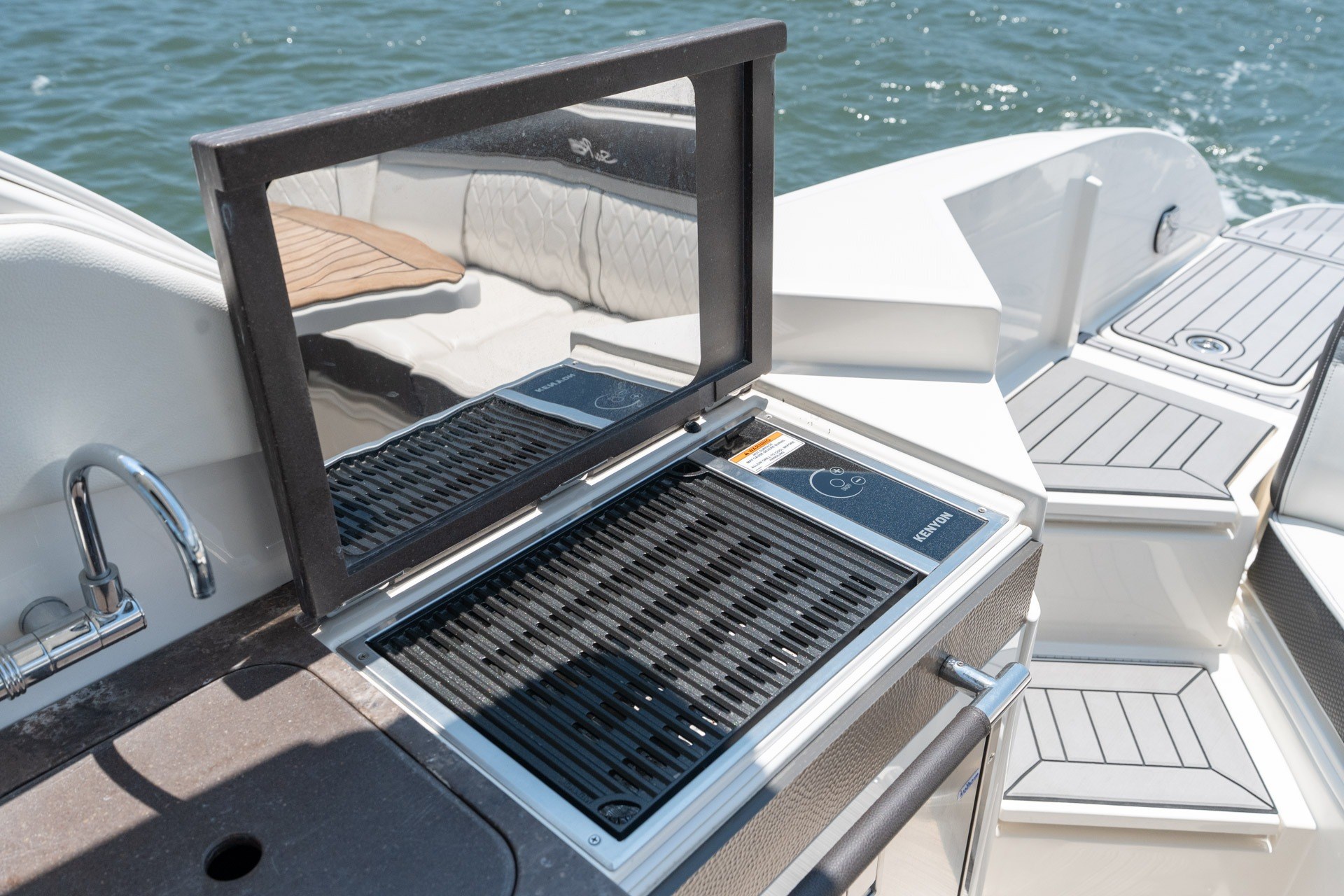 2017 Sea Ray SLX 350 - thumbnail 37