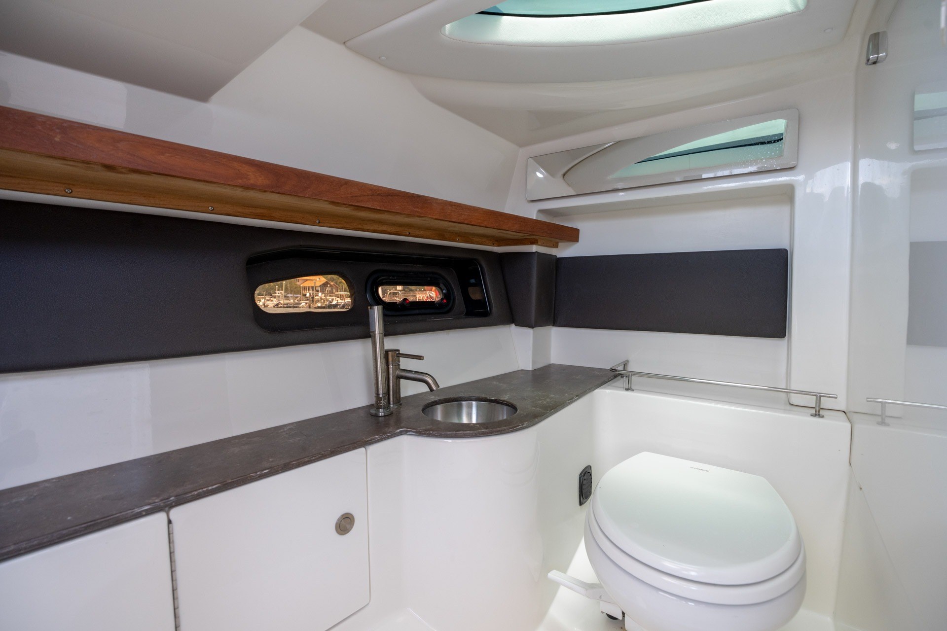 2017 Sea Ray SLX 350 - thumbnail 30