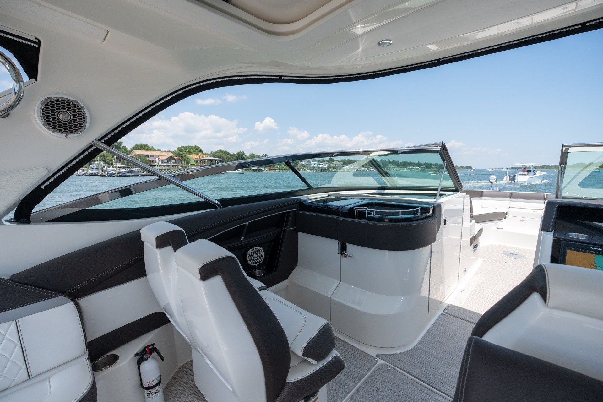 2017 Sea Ray SLX 350 - thumbnail 19