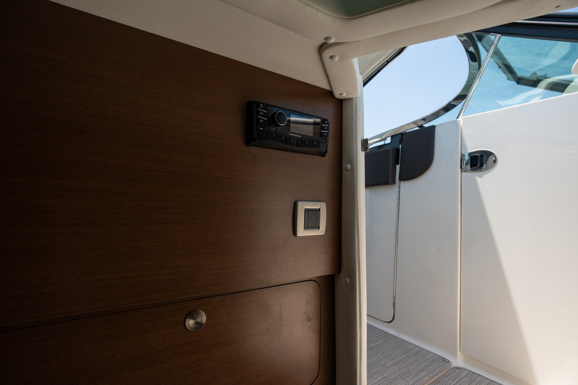 2017 Sea Ray SLX 350 - thumbnail 33