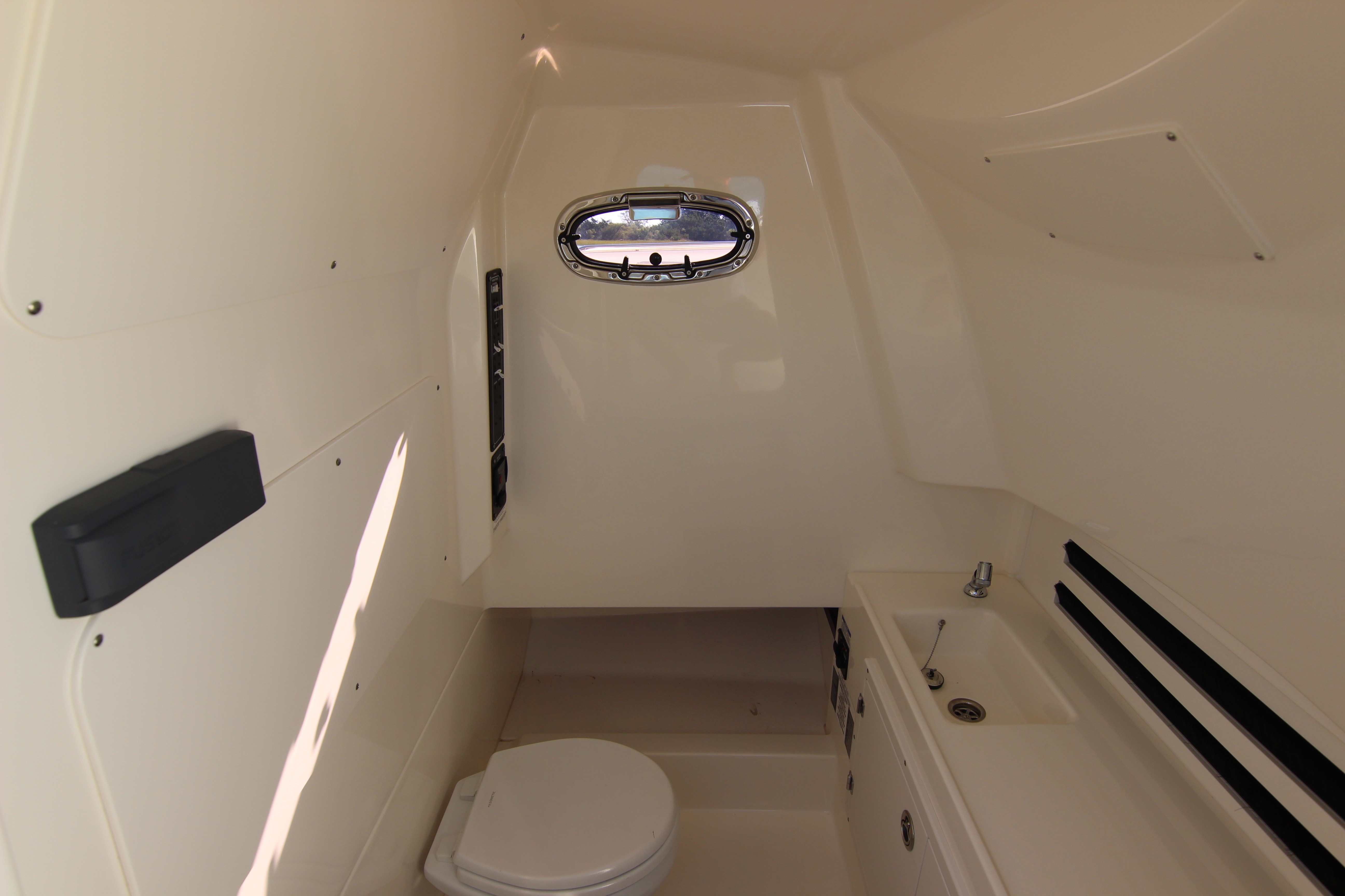 2021 Boston Whaler 330 Outrage - thumbnail 43