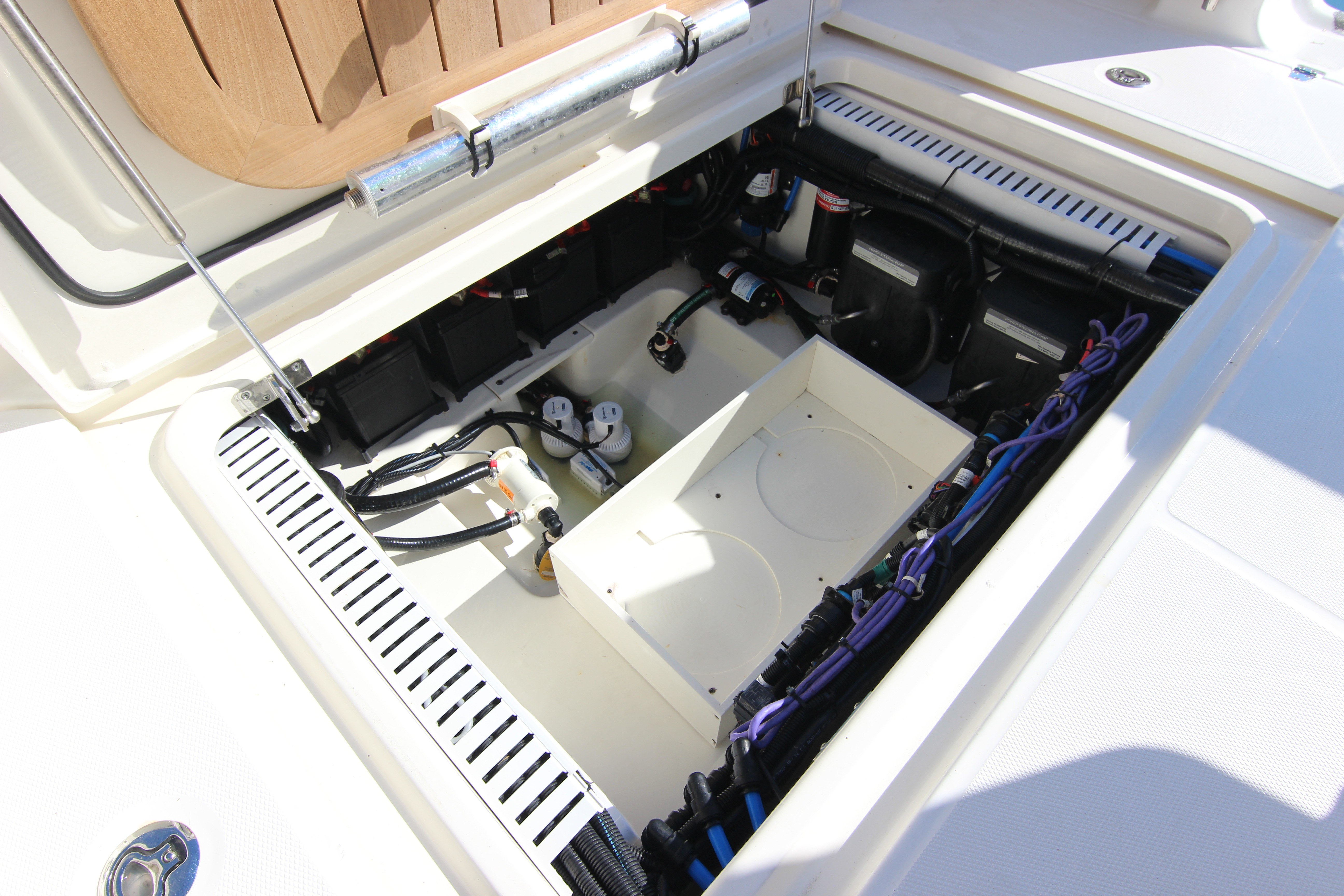 2021 Boston Whaler 330 Outrage - thumbnail 41