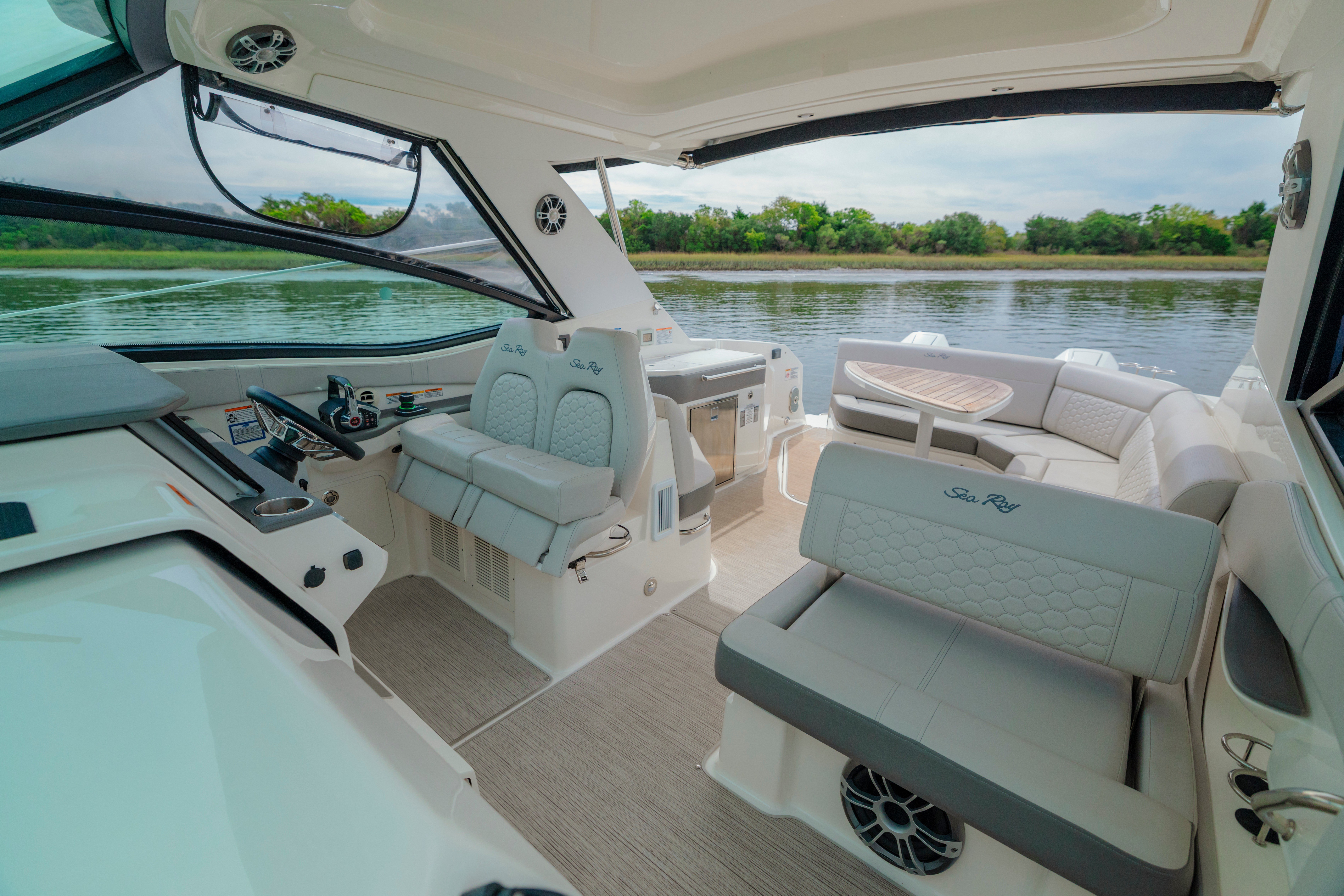 2025 Sea Ray Sundancer 320 Outboard - thumbnail 21