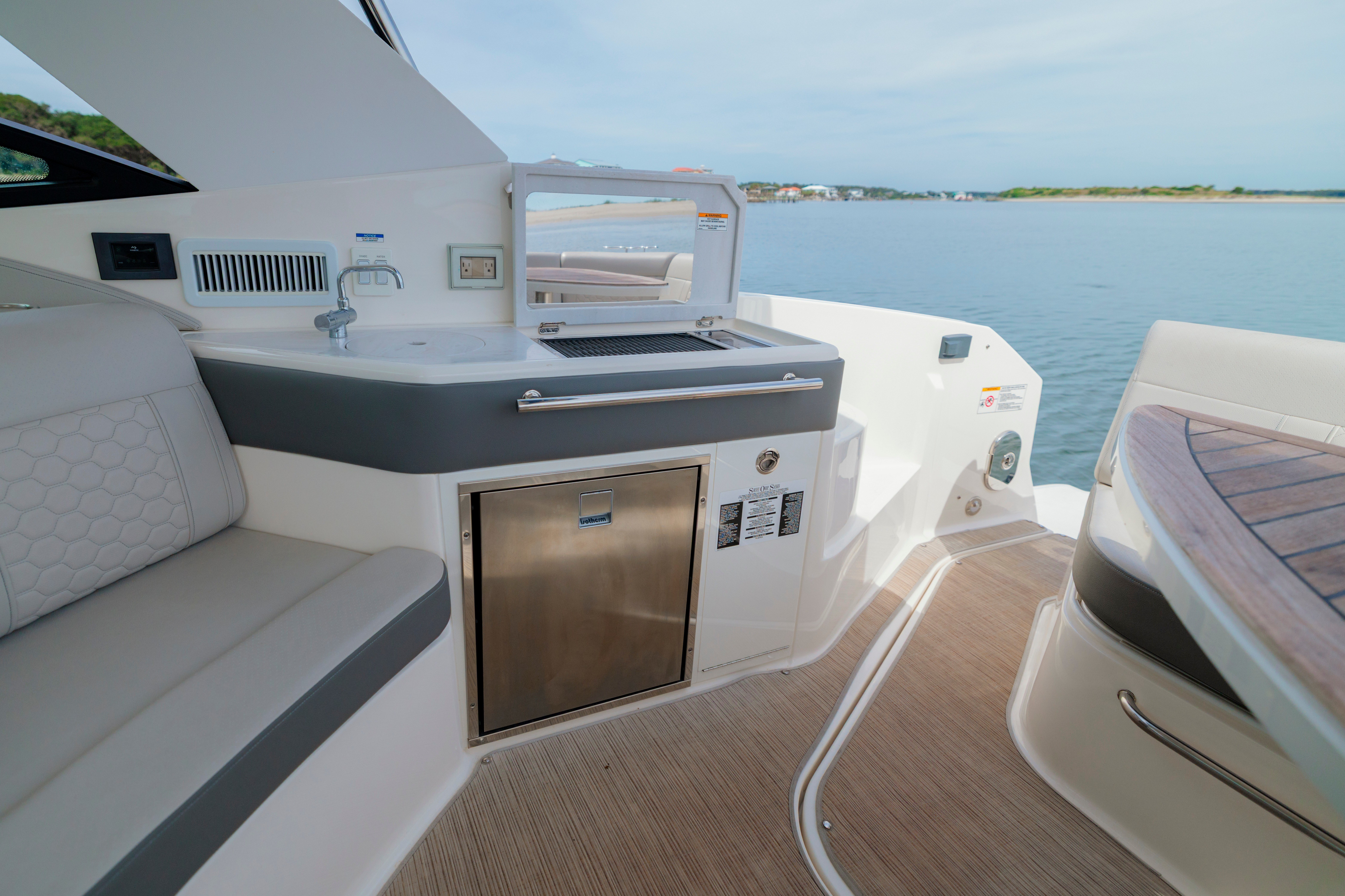 2025 Sea Ray Sundancer 320 Outboard - thumbnail 19