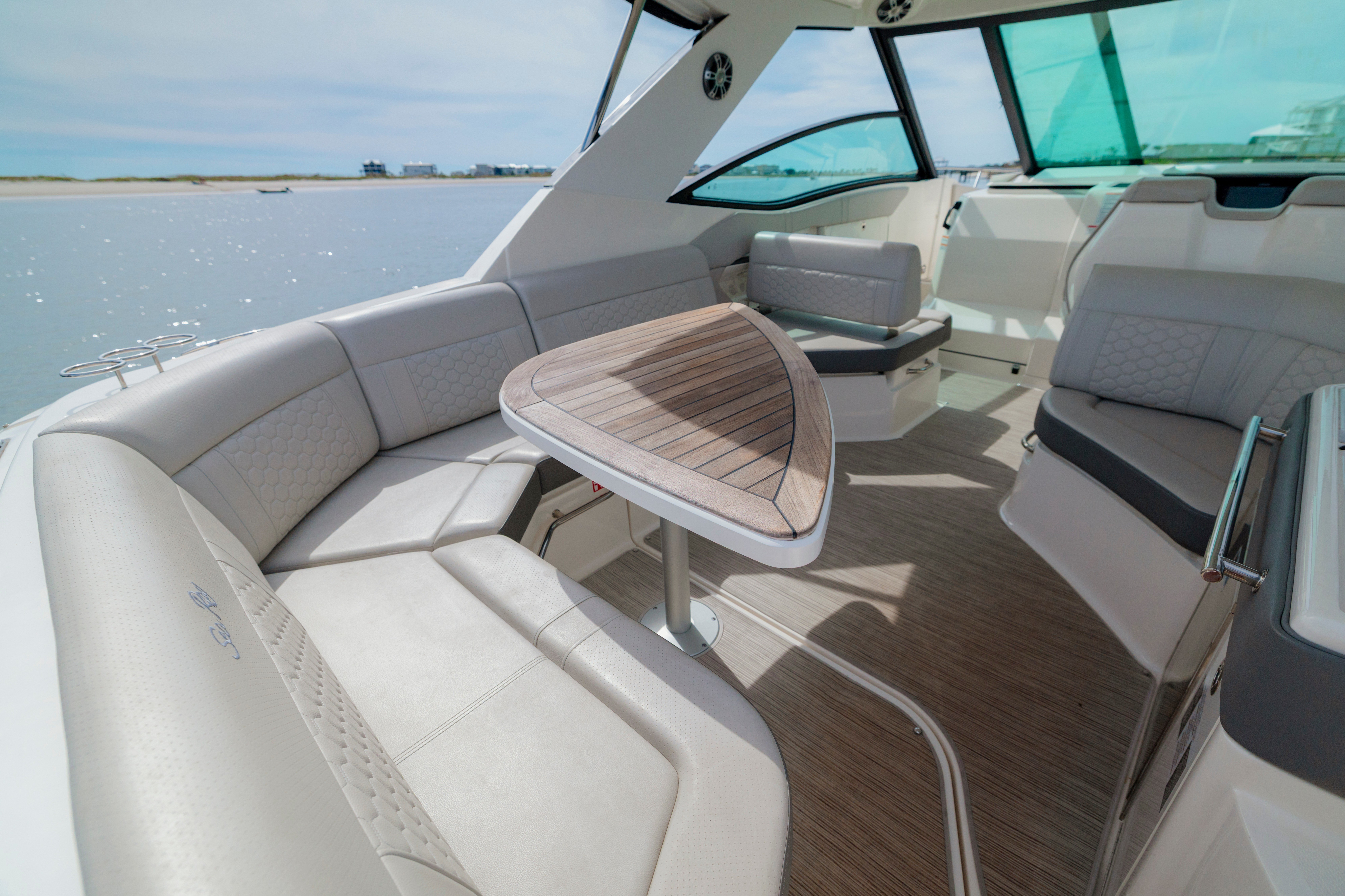 2025 Sea Ray Sundancer 320 Outboard - thumbnail 17