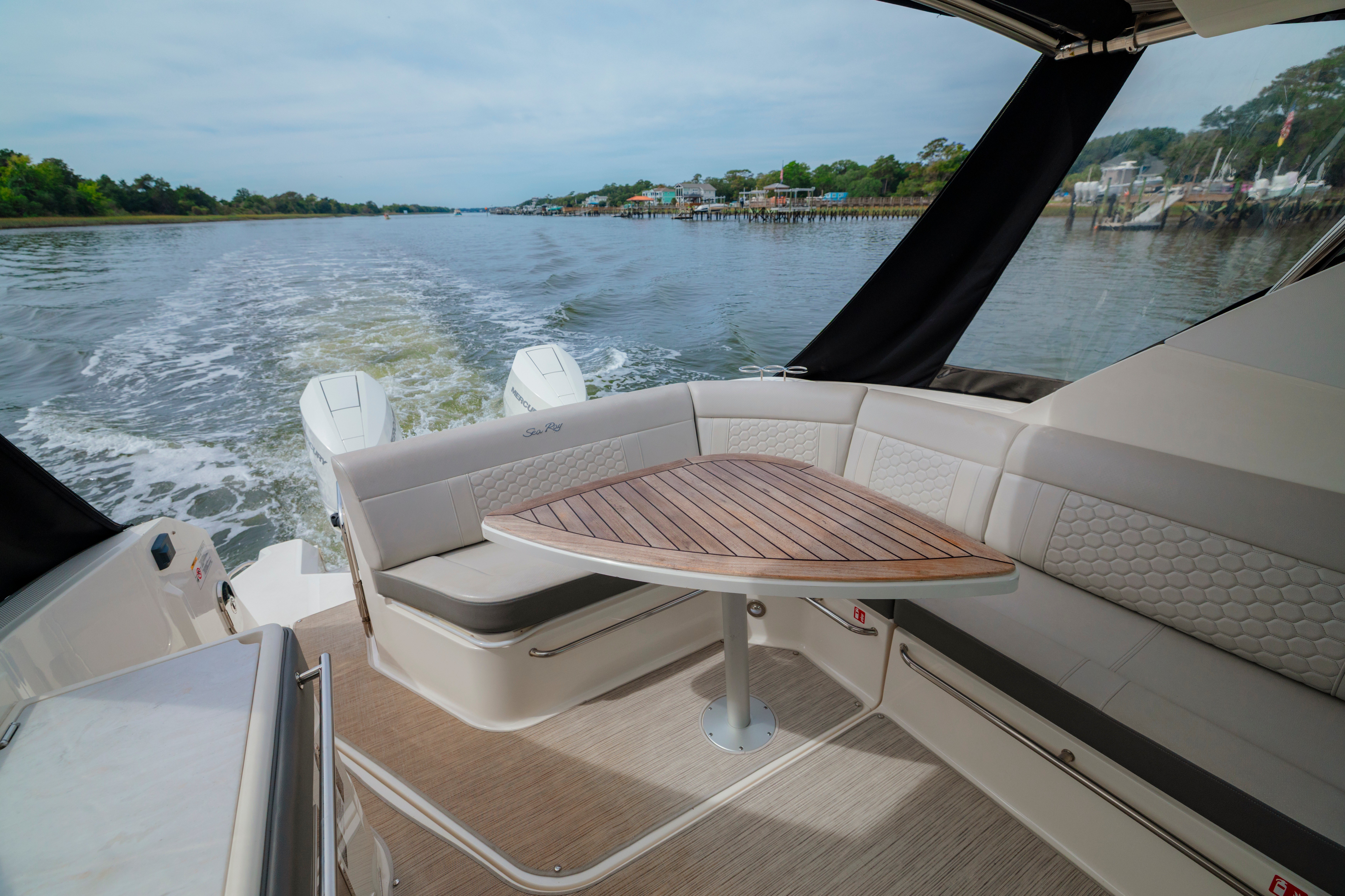 2025 Sea Ray Sundancer 320 Outboard - thumbnail 18