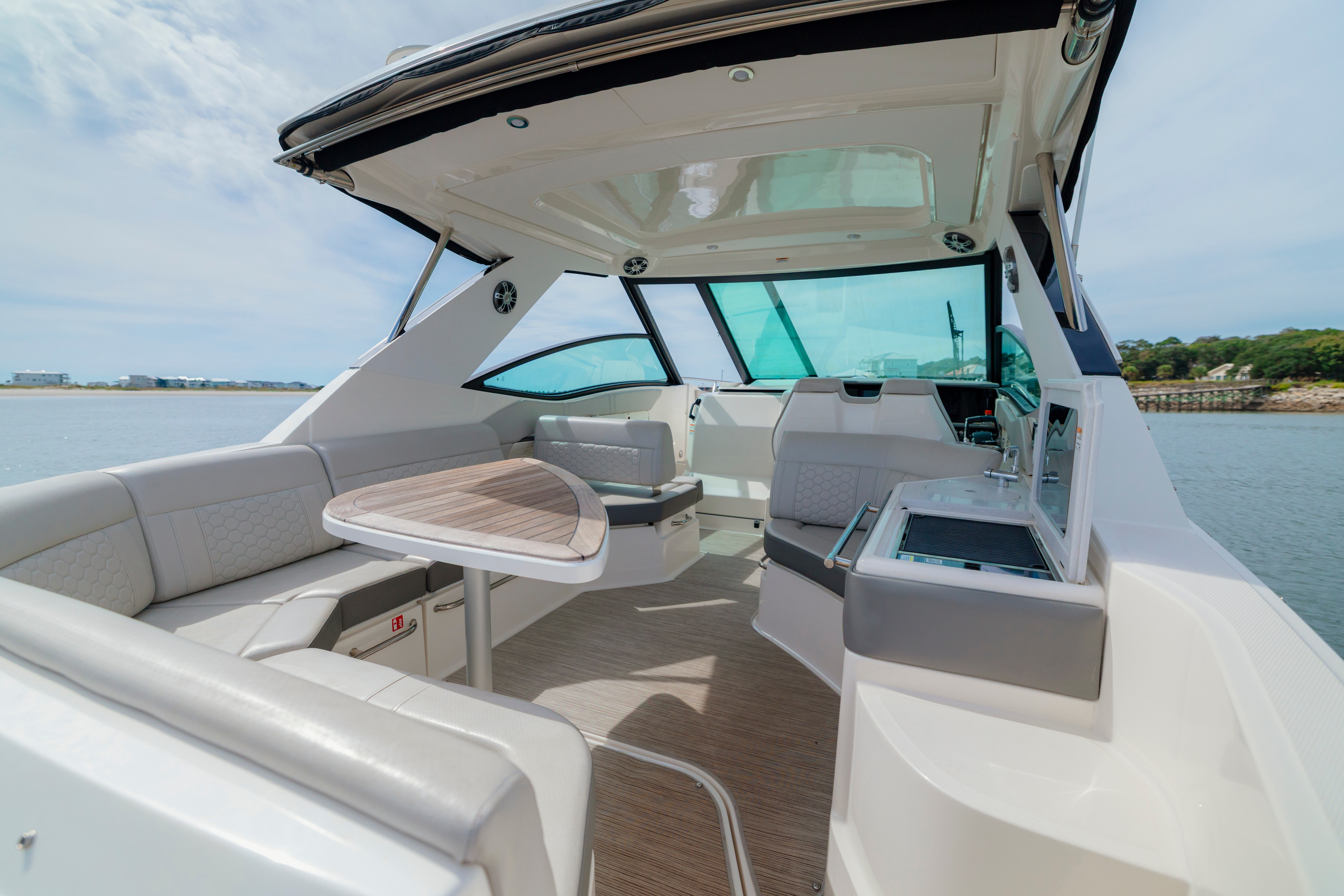 2025 Sea Ray Sundancer 320 Outboard - thumbnail 16