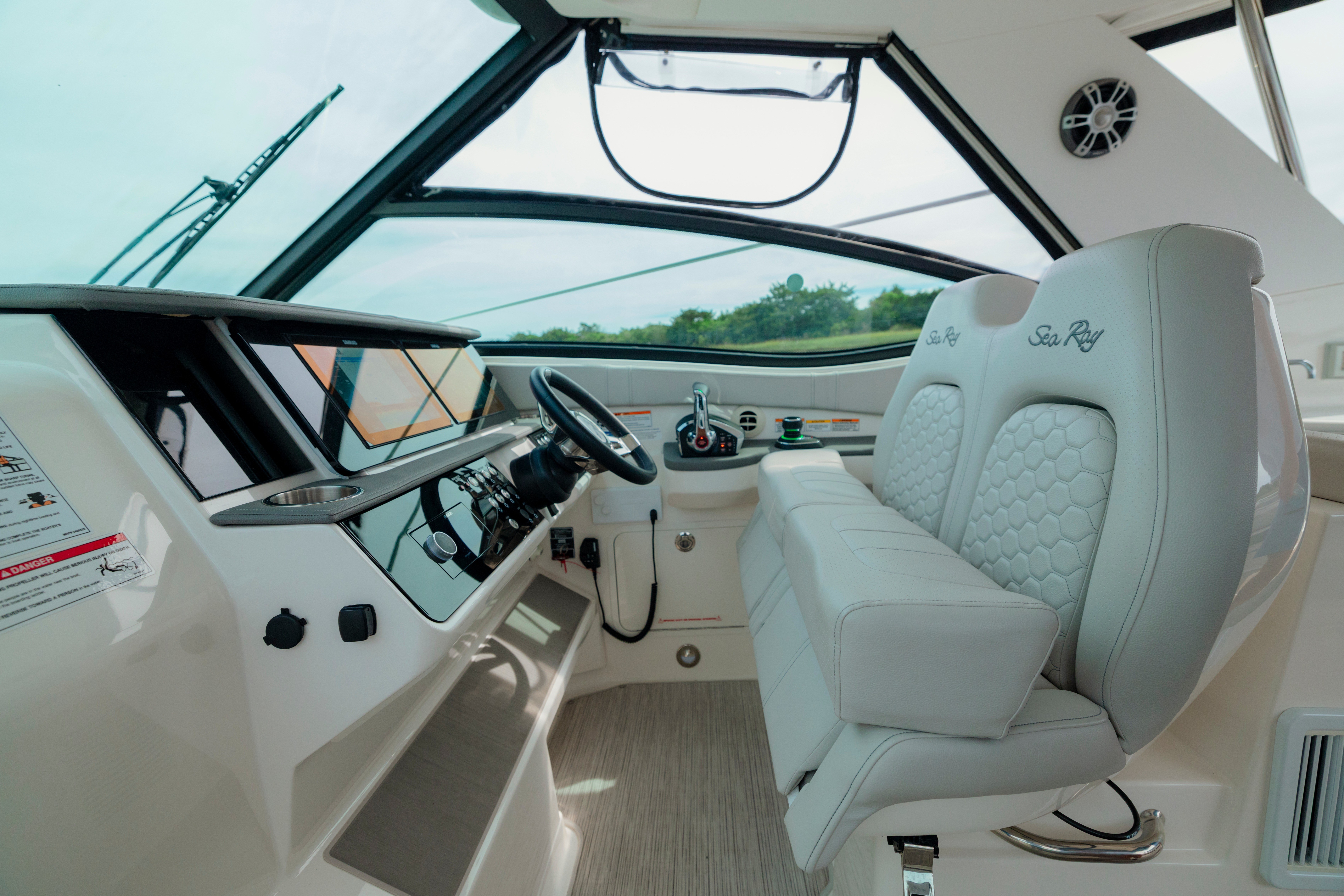 2025 Sea Ray Sundancer 320 Outboard - thumbnail 23