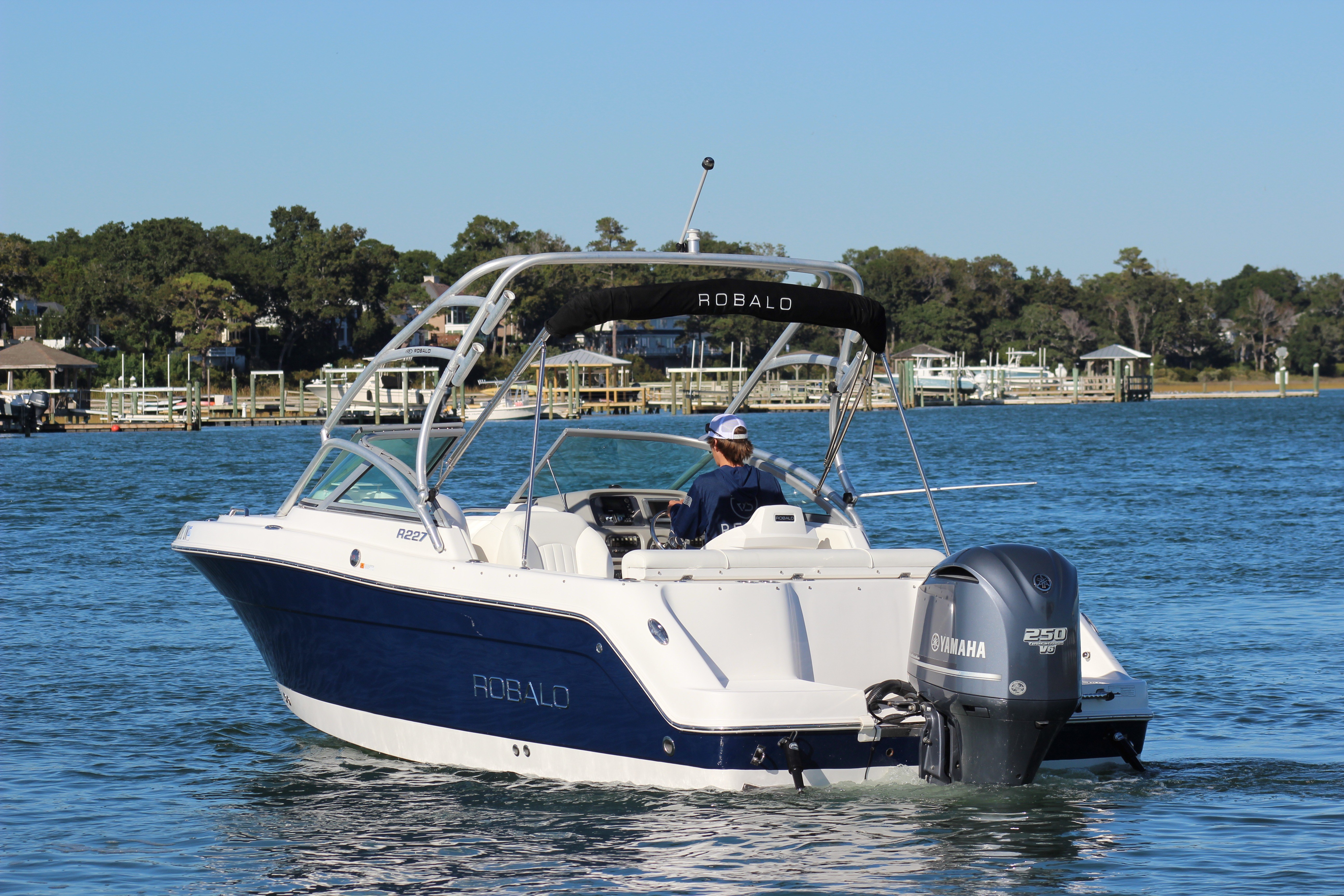 2012 Robalo R227 Dual Console - thumbnail 4