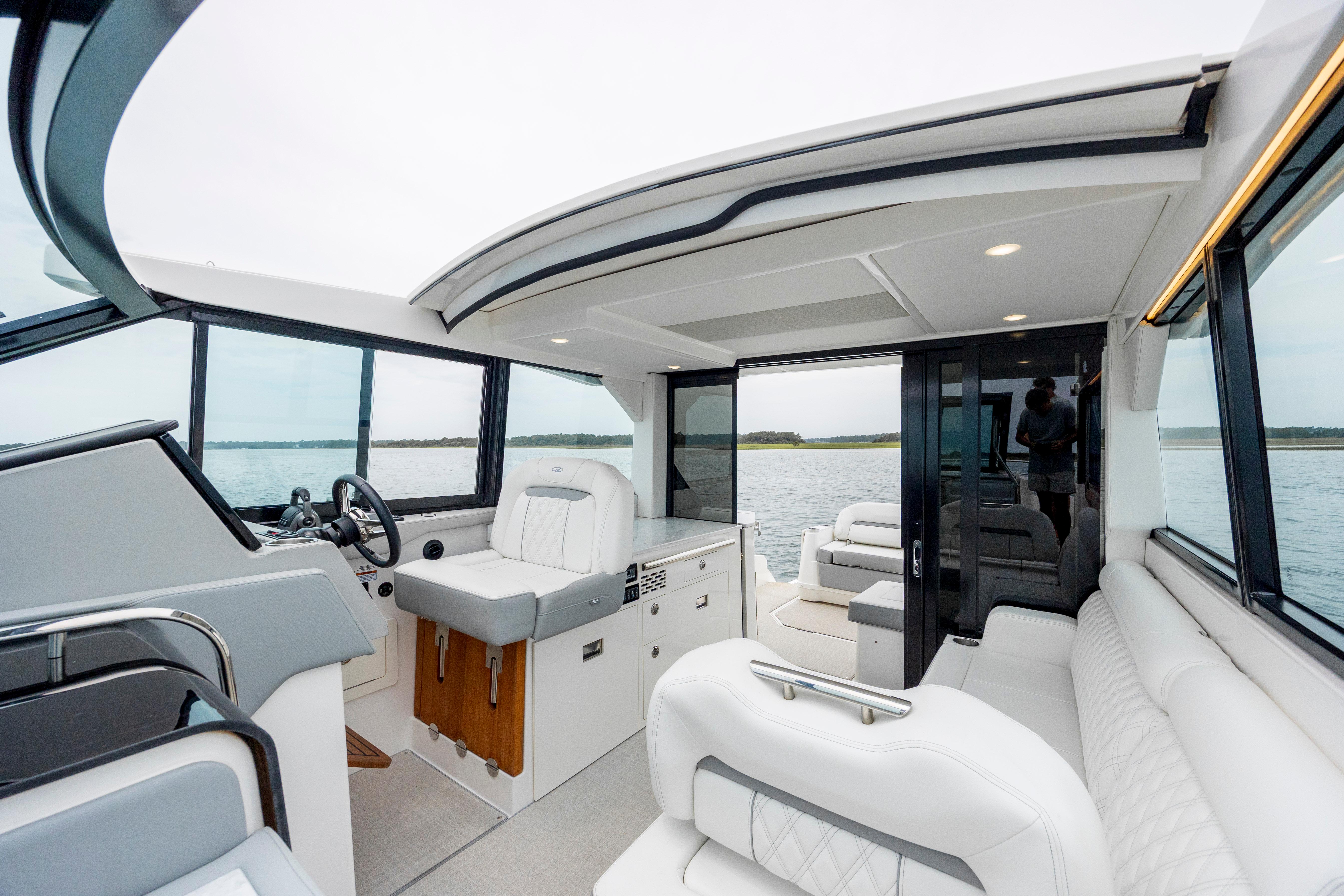 2022 Regal 36 Grande Coupe - thumbnail 23