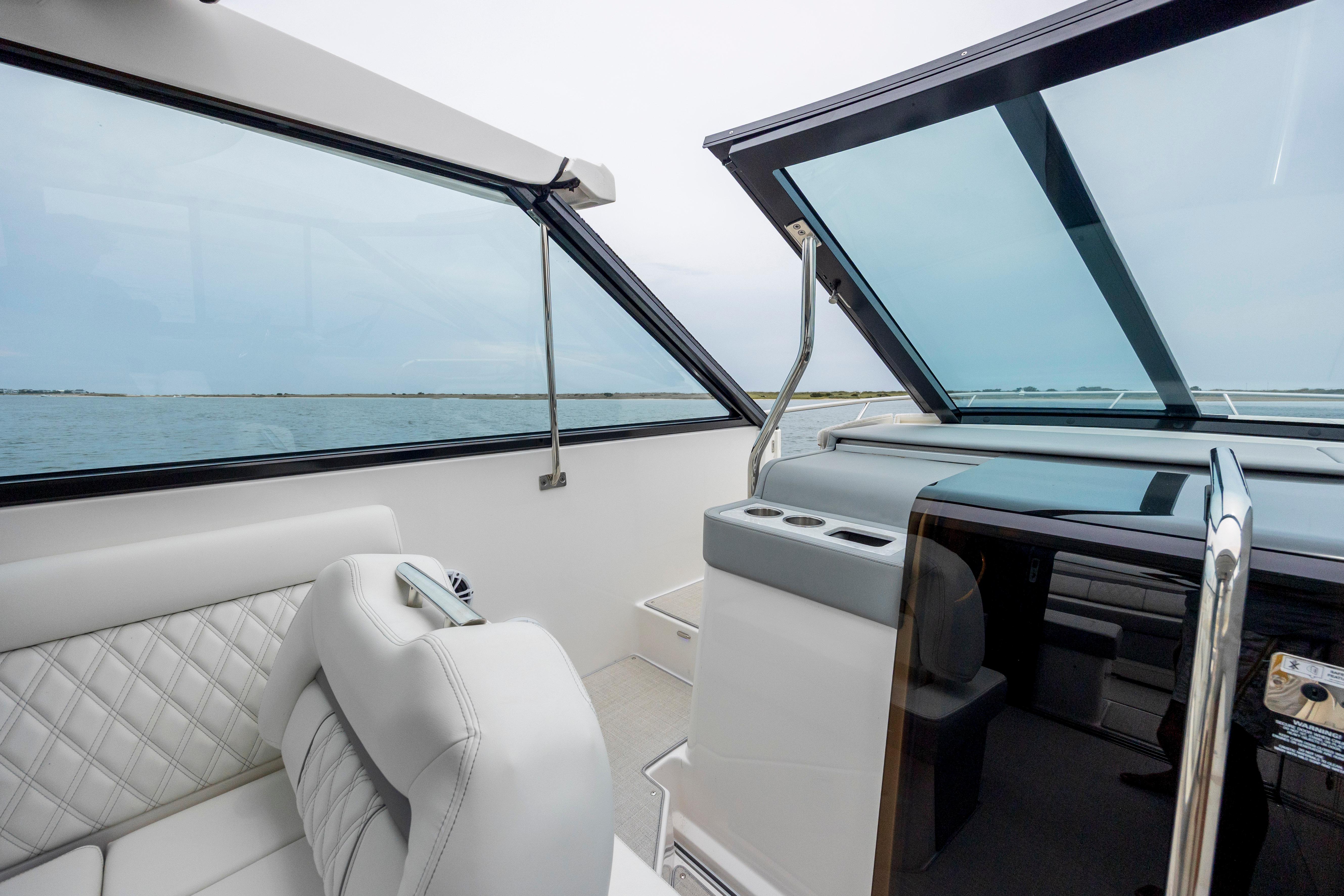 2022 Regal 36 Grande Coupe - thumbnail 51