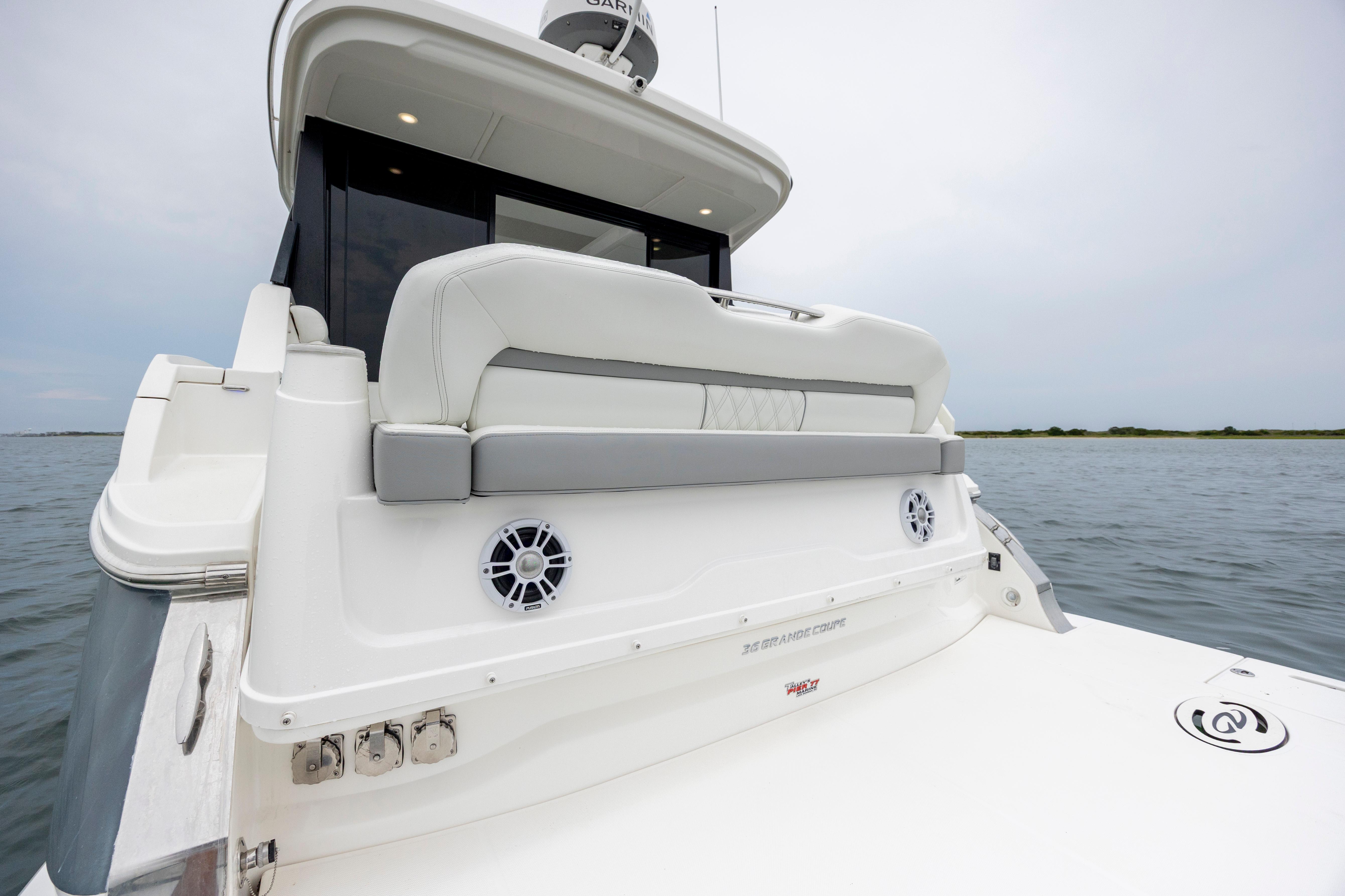 2022 Regal 36 Grande Coupe - thumbnail 14