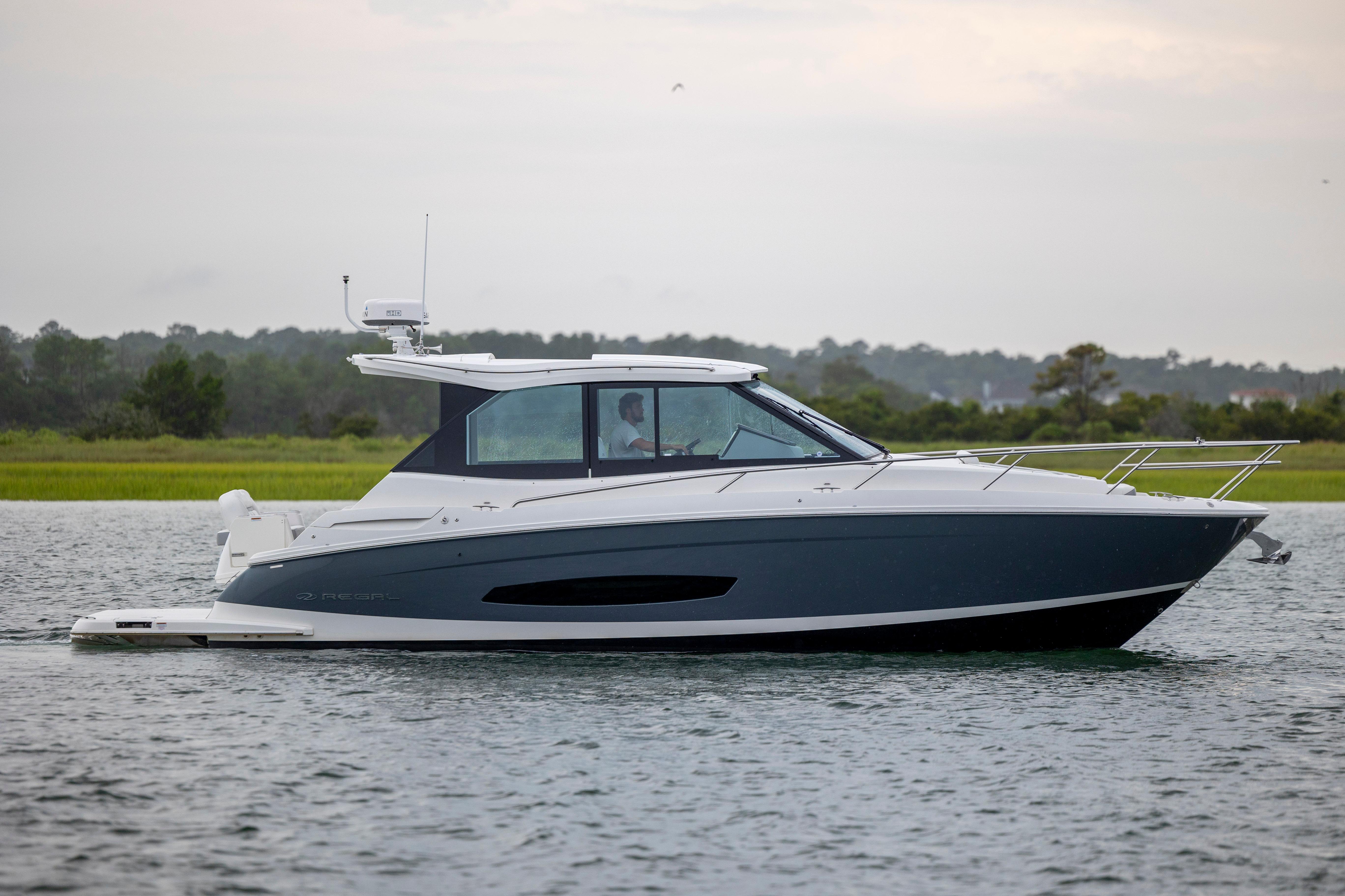 2022 Regal 36 Grande Coupe - thumbnail 2