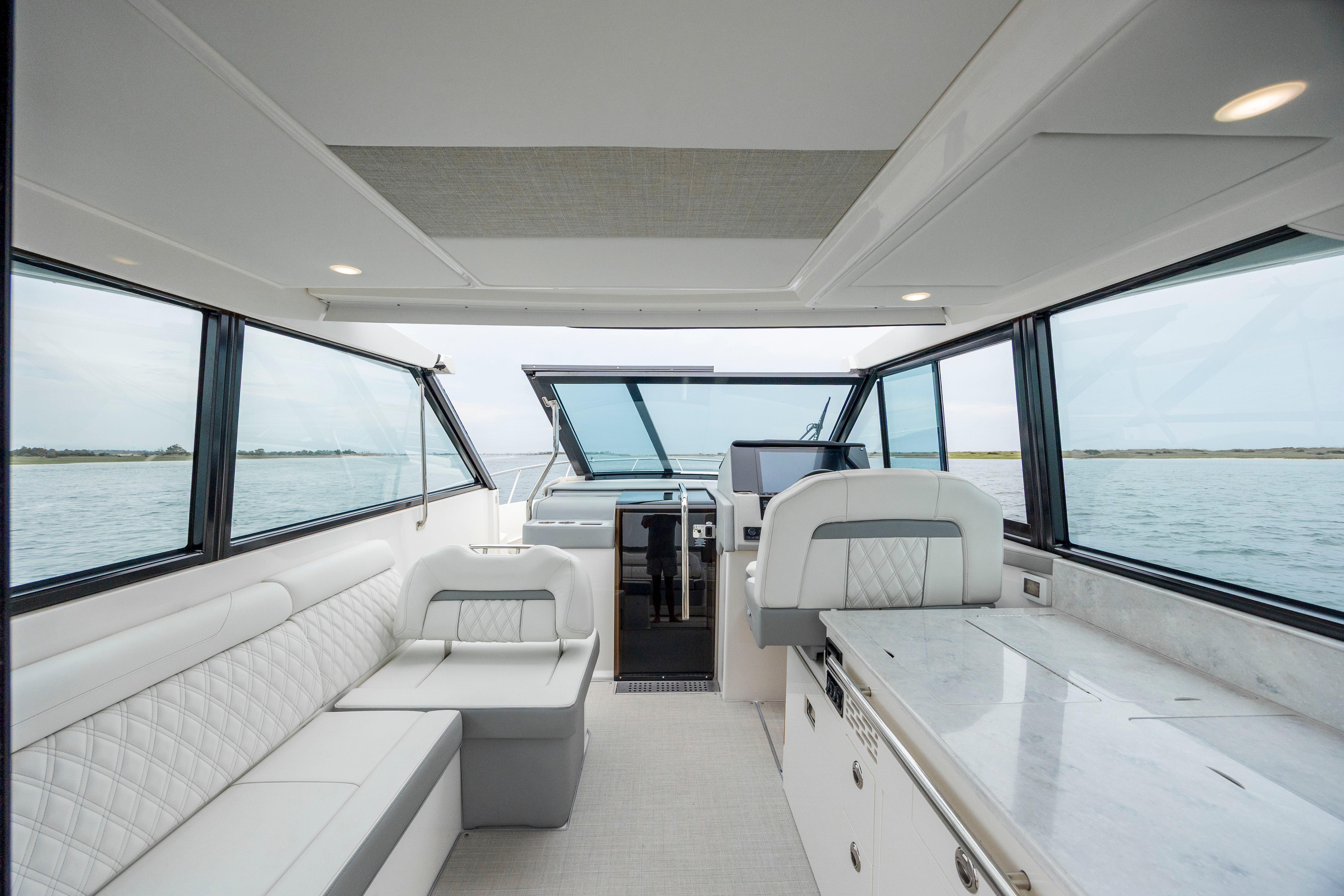 2022 Regal 36 Grande Coupe - thumbnail 24